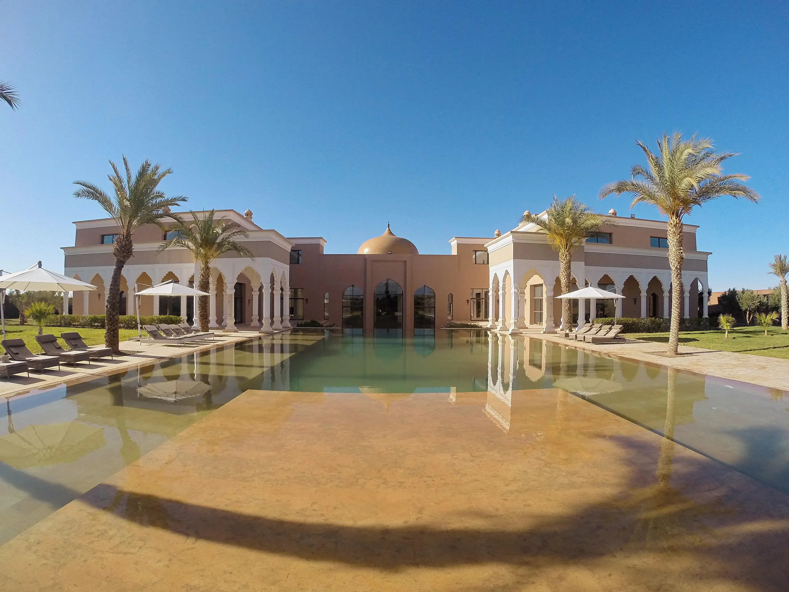 Statuesque Spacious Villa with Infinity Pool and Mountain Views — photograph 3