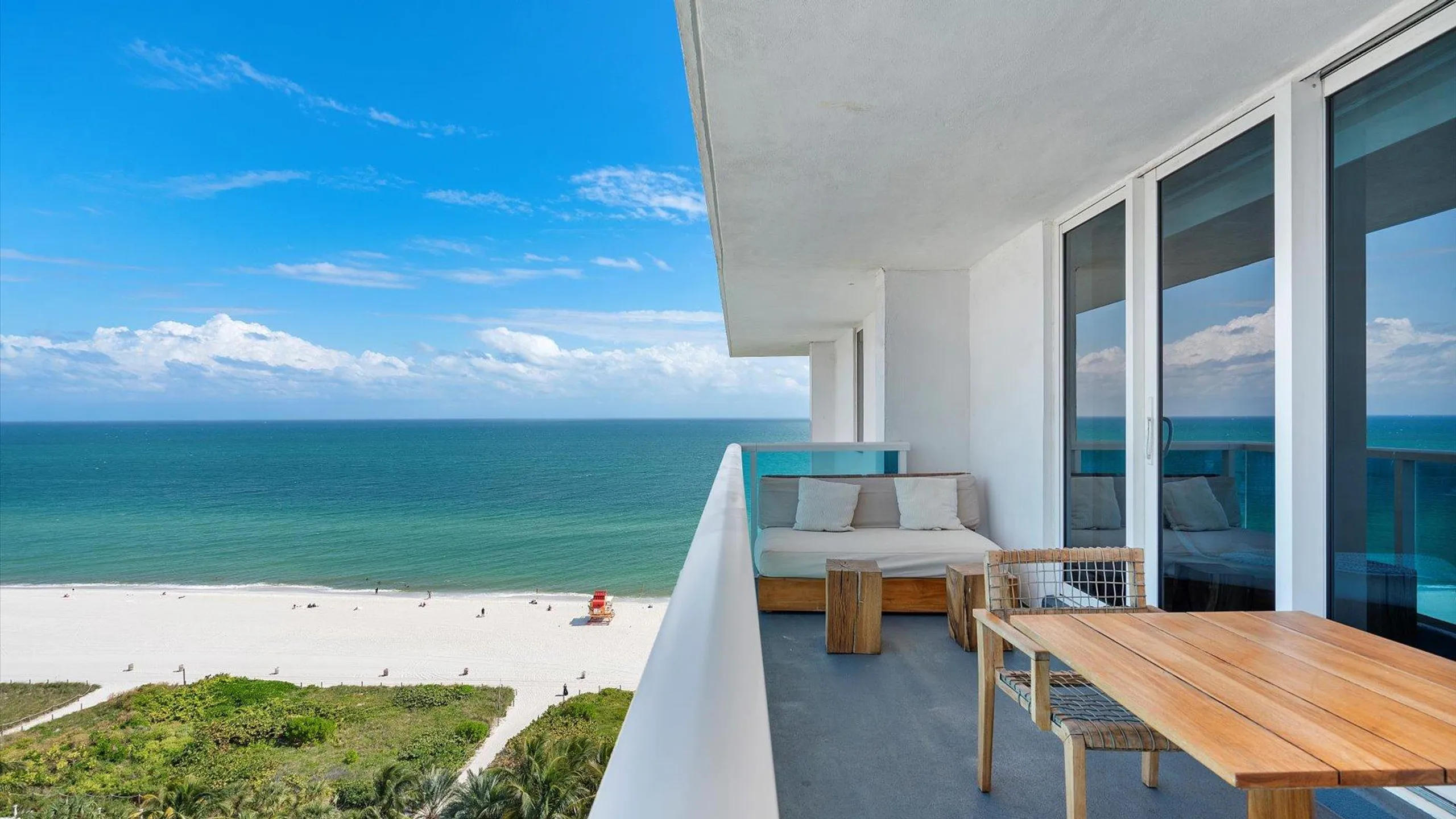 Superb Oceanside Retreat with Stunning Views — photograph 5
