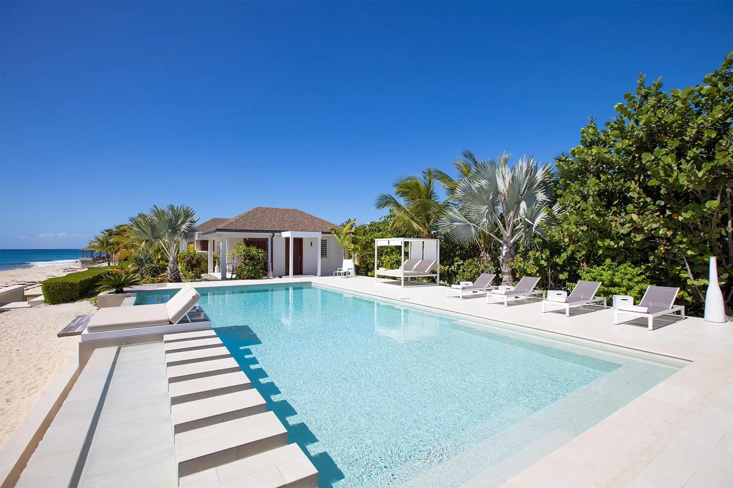 Chic Beachfront Contemporary Styled Villa with Private Pool — photograph 4
