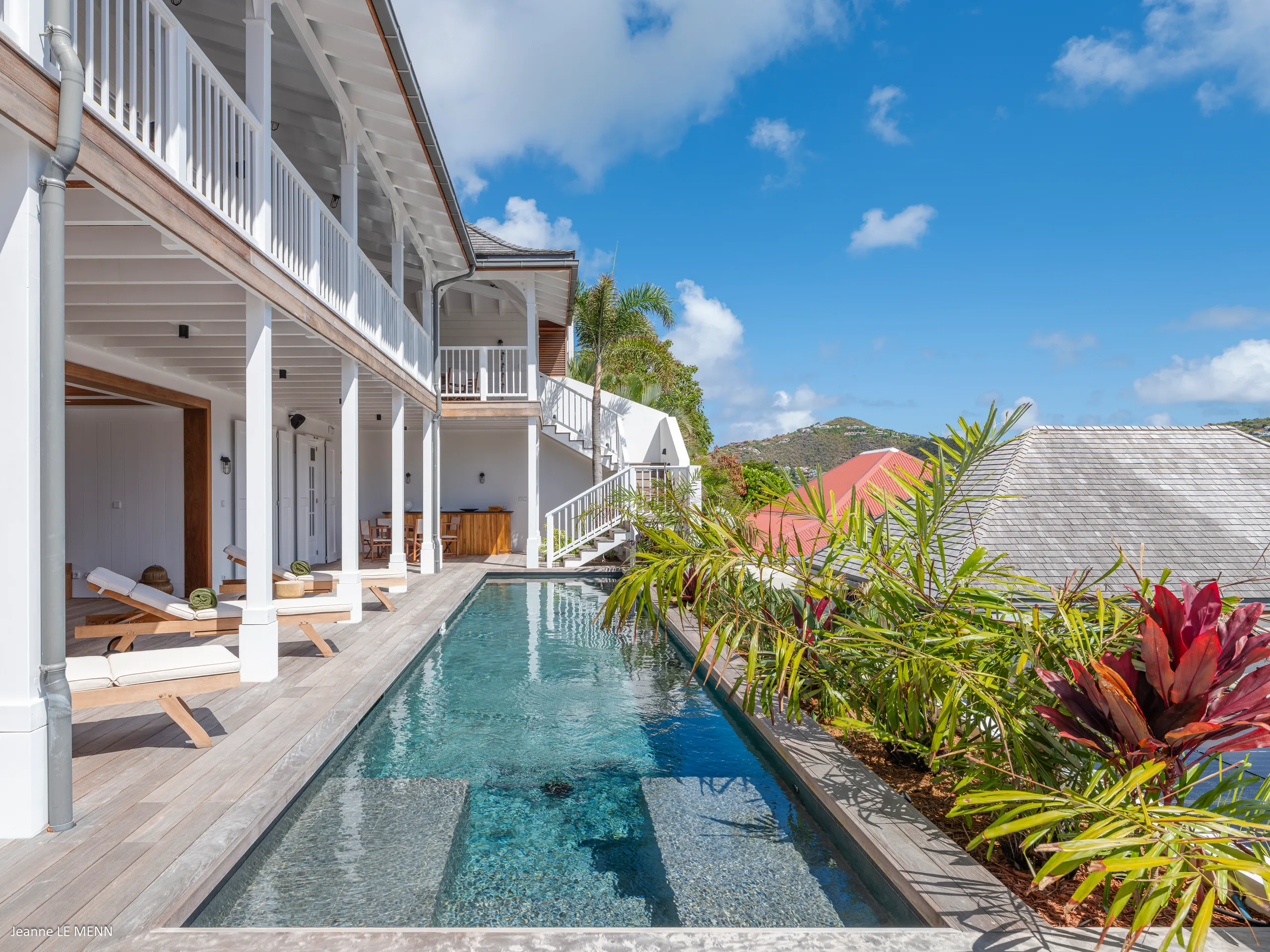 Modern Harbor-View Villa with Terrace, Pool & Airy Living Spaces — photograph 7