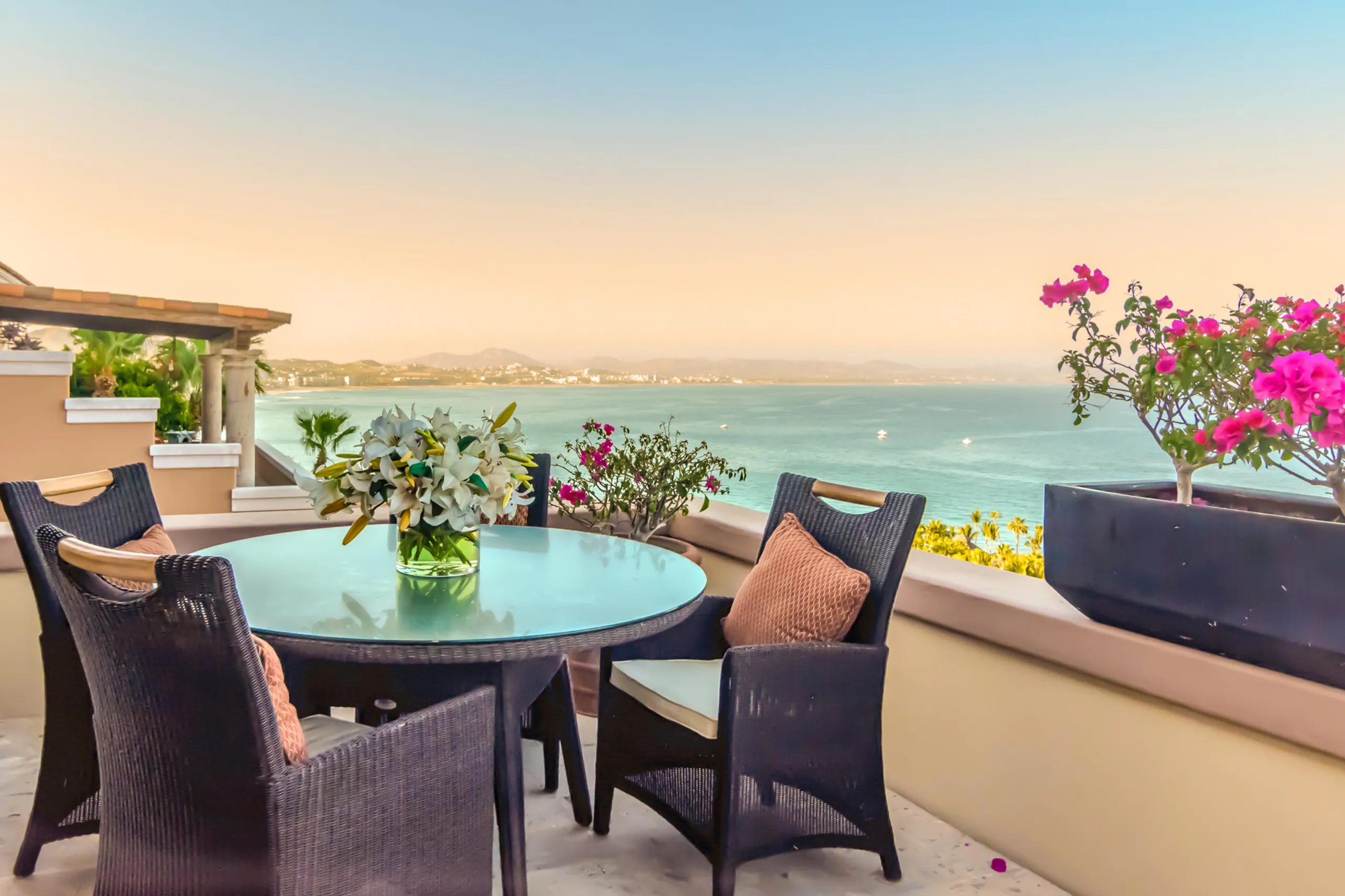 Lush Living in this Palmilla Villas Del Mar Estate with Infinity Pool and Panoramic Ocean Views — photograph 9