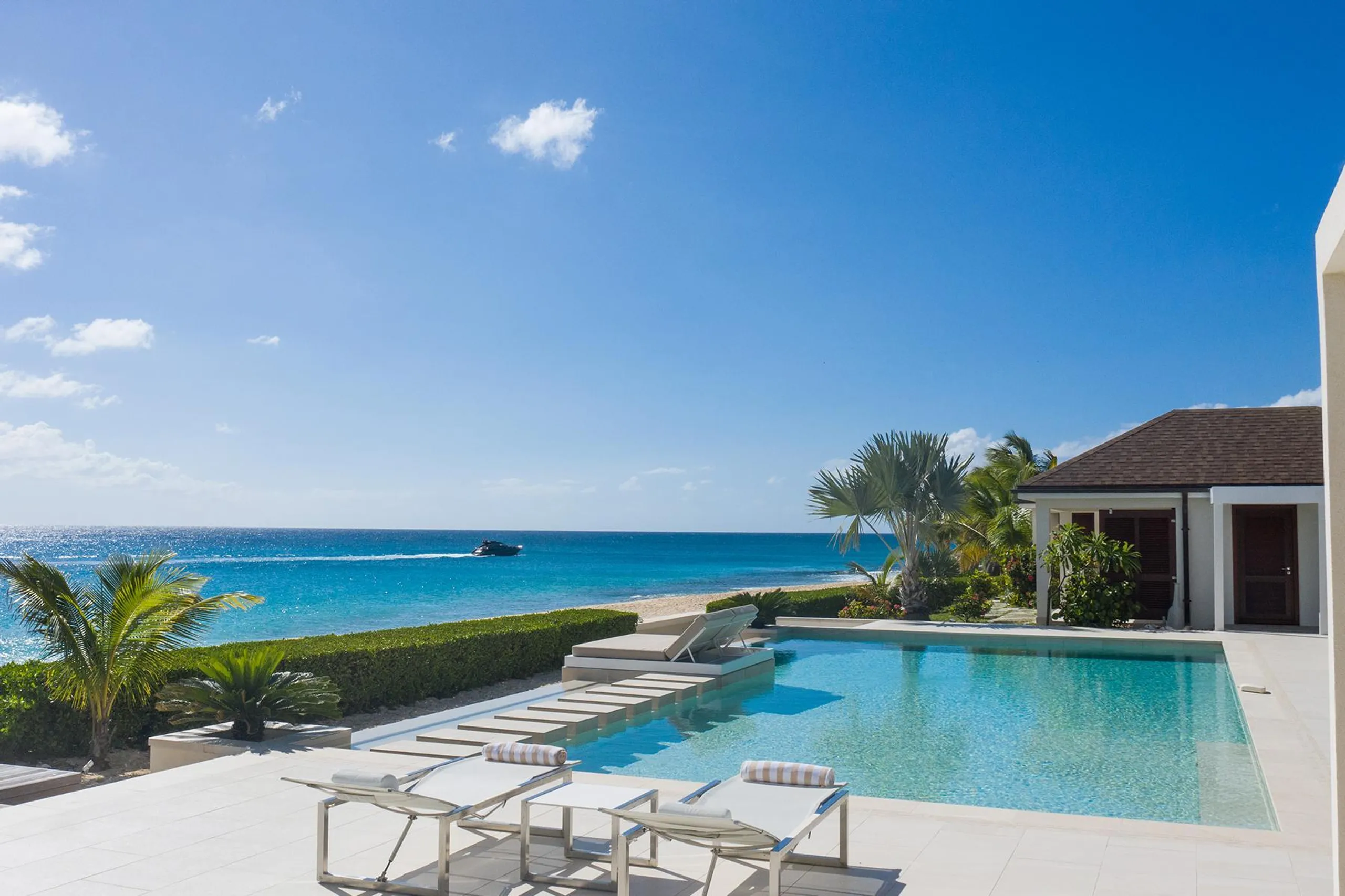 Chic Beachfront Contemporary Styled Villa with Private Pool — photograph 12