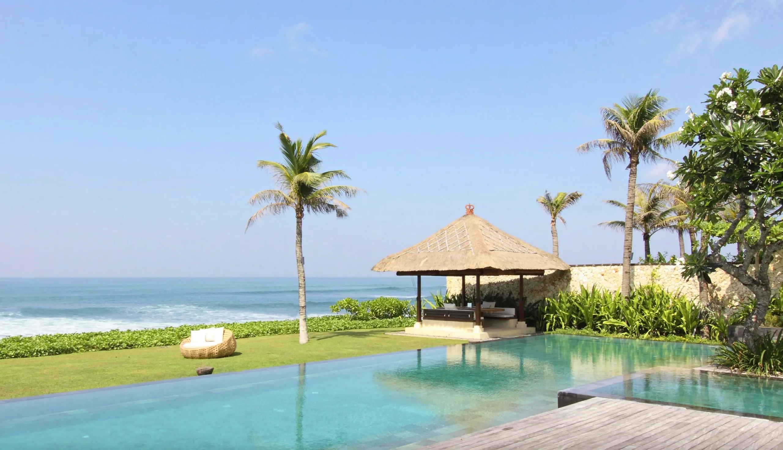 Bali Beachfront Villa with Infinity Pool and Ocean Views — photograph 4