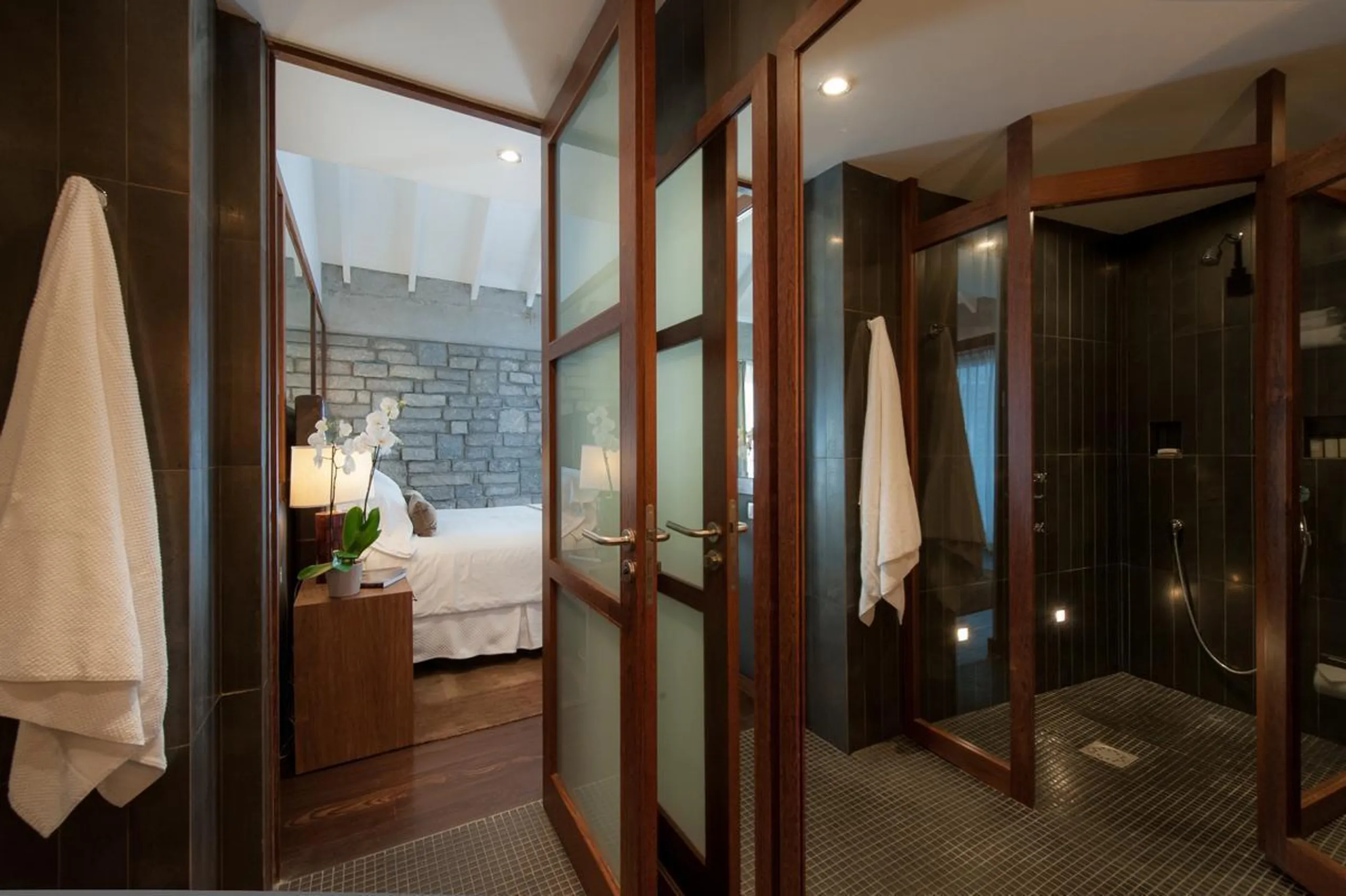 Impeccably Designed Seaside Villa with Infinity Pool and Panoramic Ocean Views — photograph 8