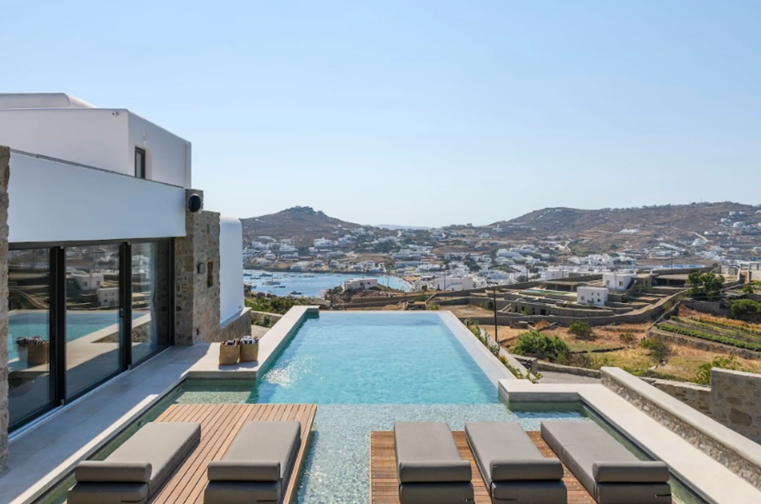 Contemporary Holiday Villa with Infinity Pool in Ornos, Mykonos