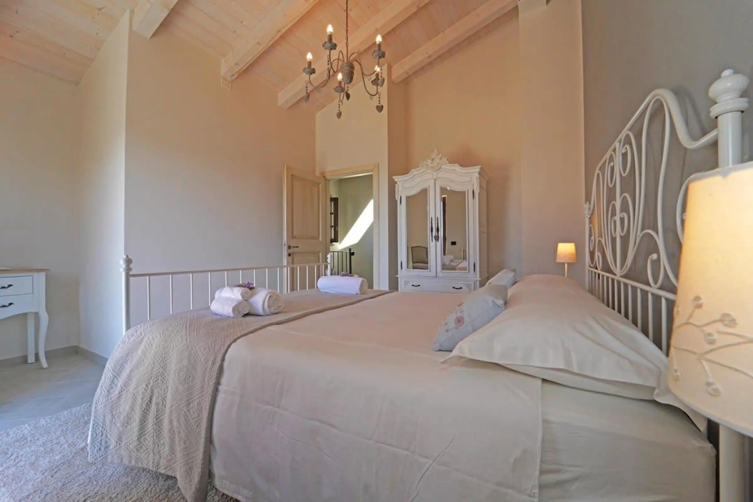 Charming Restored Farmhouse with Invigorating Pool — photograph 7