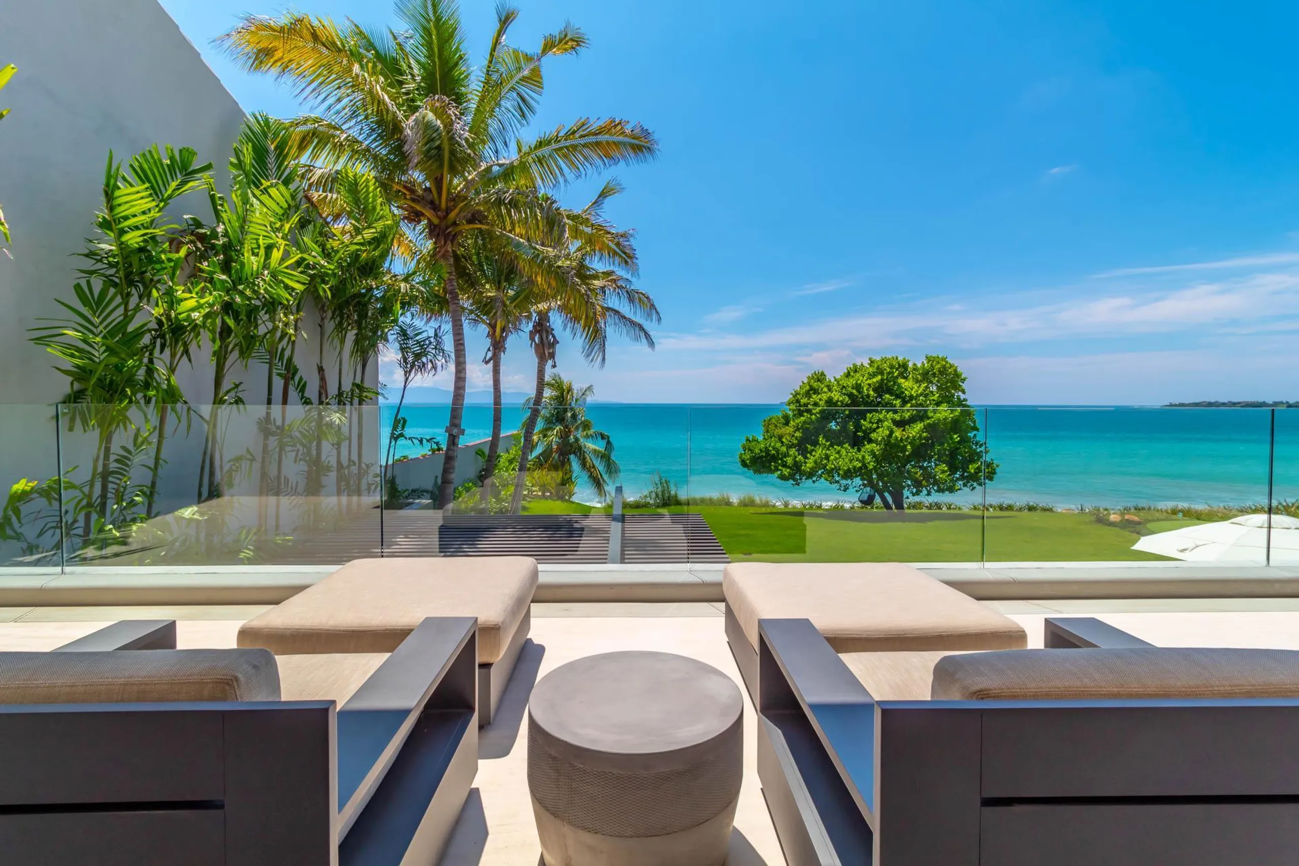 Gorgeous Los Ranchos Beach Front Estate with Infinity Pool with Ocean Views — photograph 3