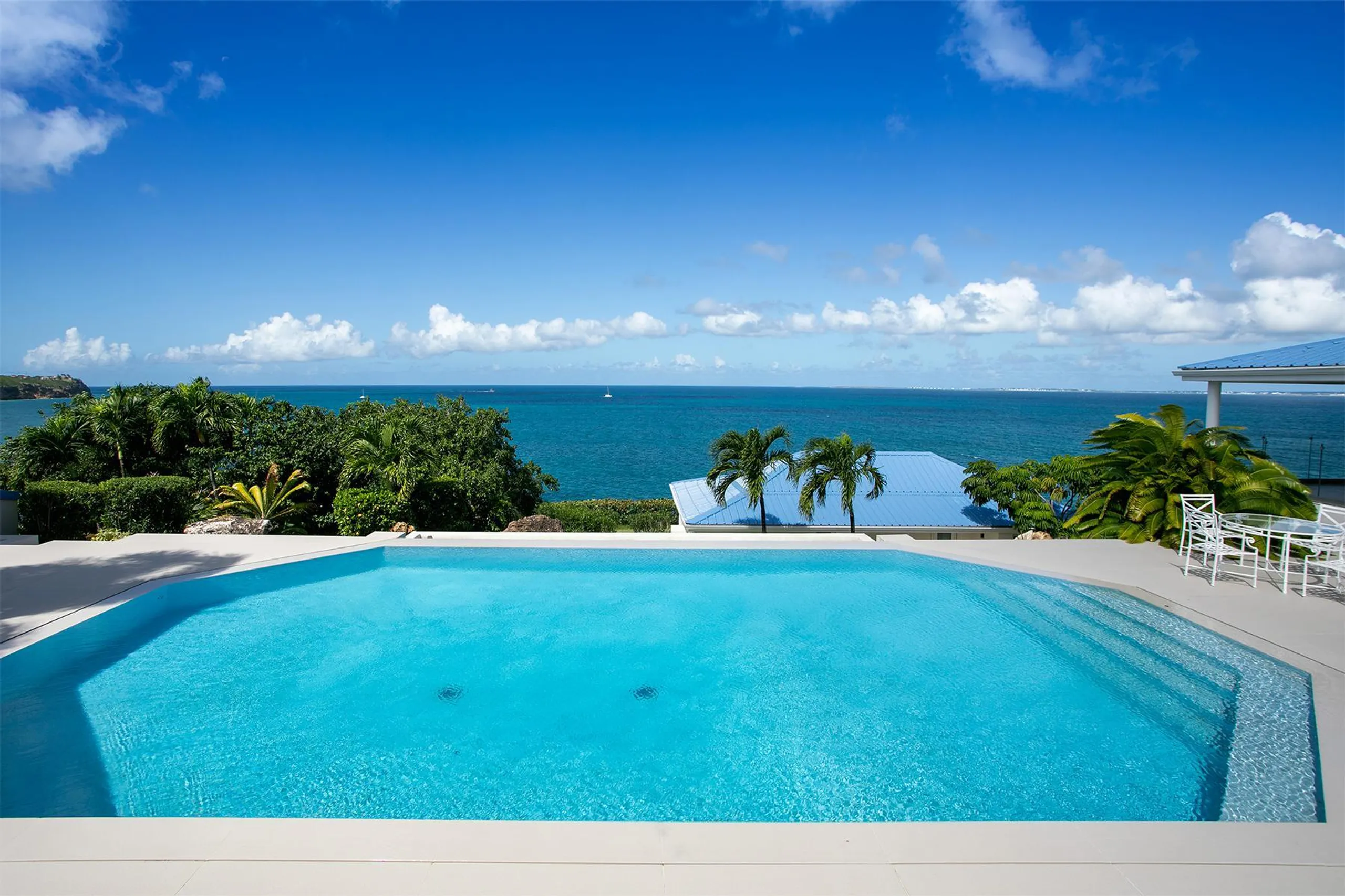 Chic Modern Cliffside Private Villa in Baie Rouge St. Martin — photograph 9