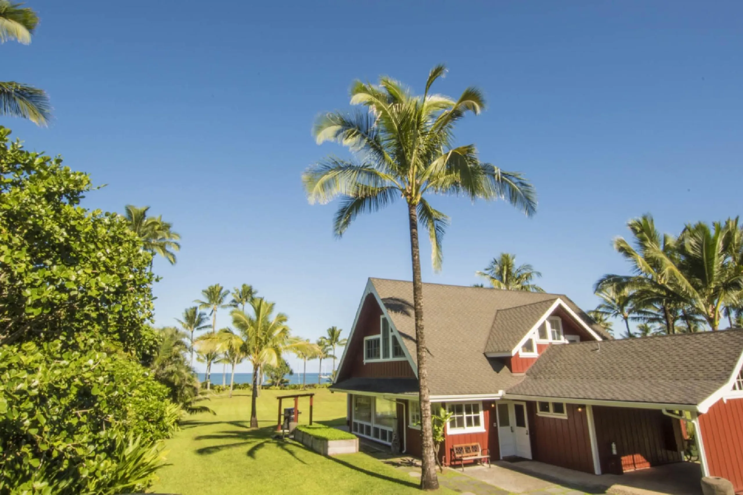 Gorgeous Bay Villa with Lush Garden Grounds with Sweeping Views of Hanalei Bay — photograph 5
