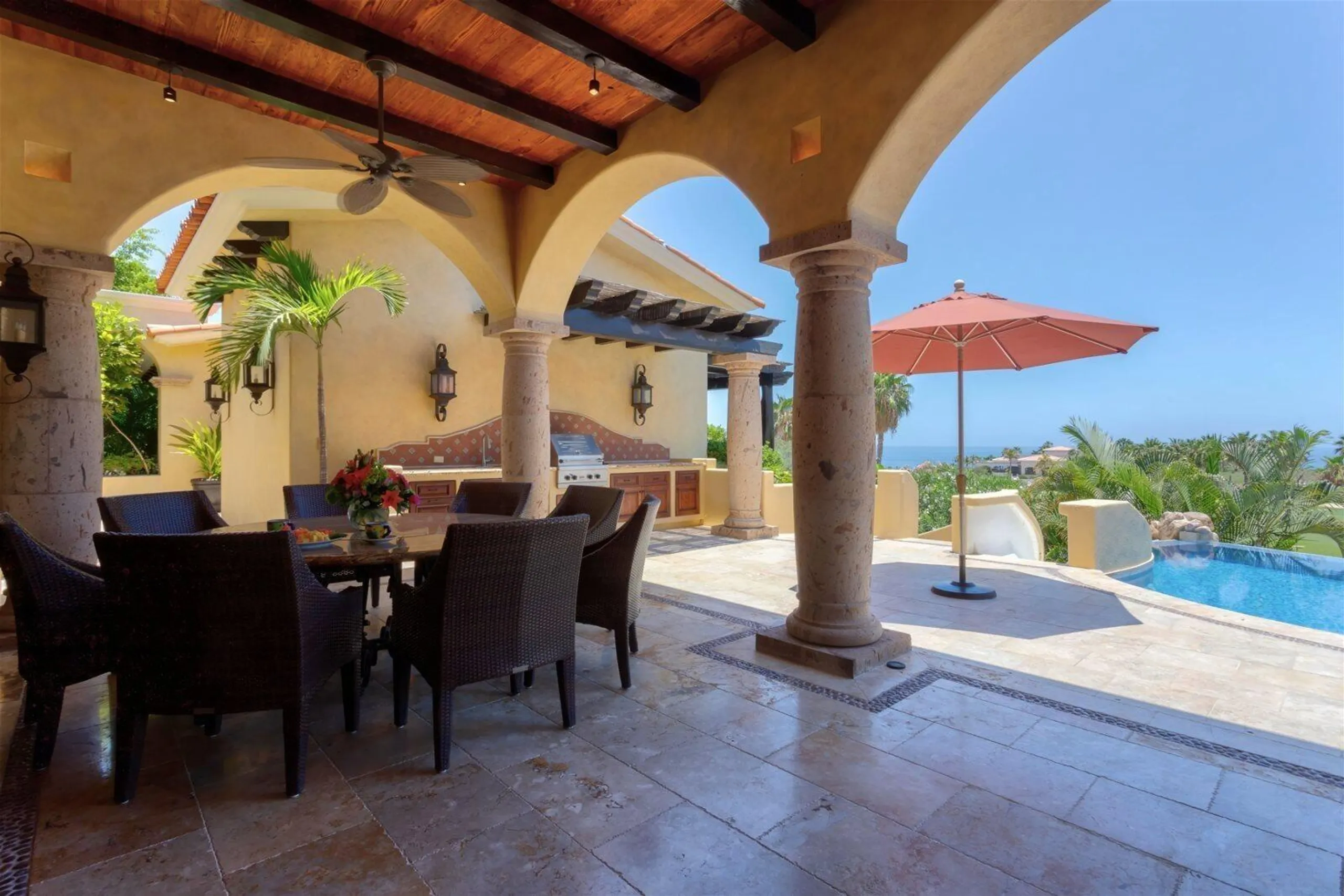 Majestic View Estate with Infinity Pool overlooking the 12th Hole Golf Course — photograph 8