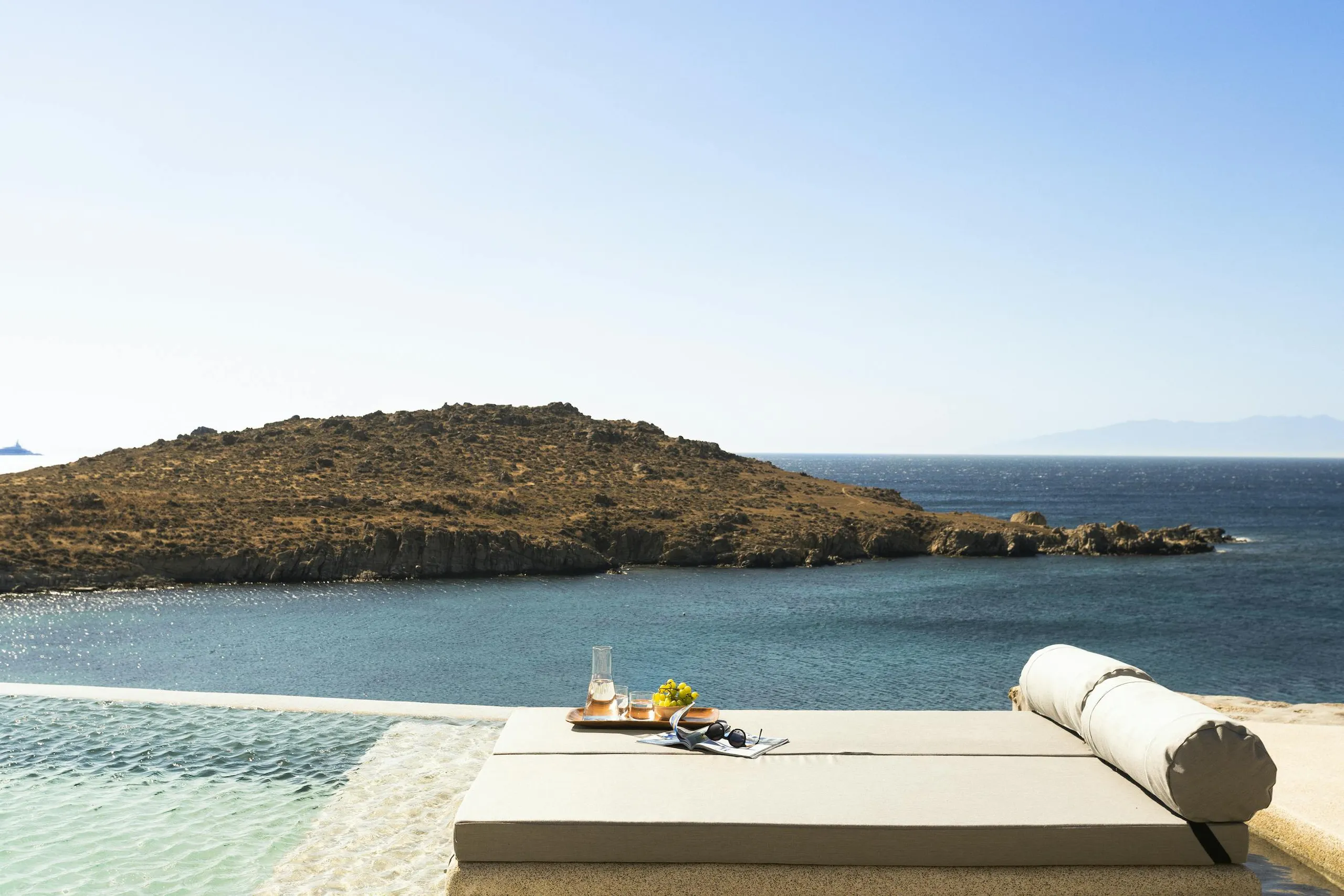 Glorious Mykonos Estate with Infinity Pool and Walks to Beach — photograph 6