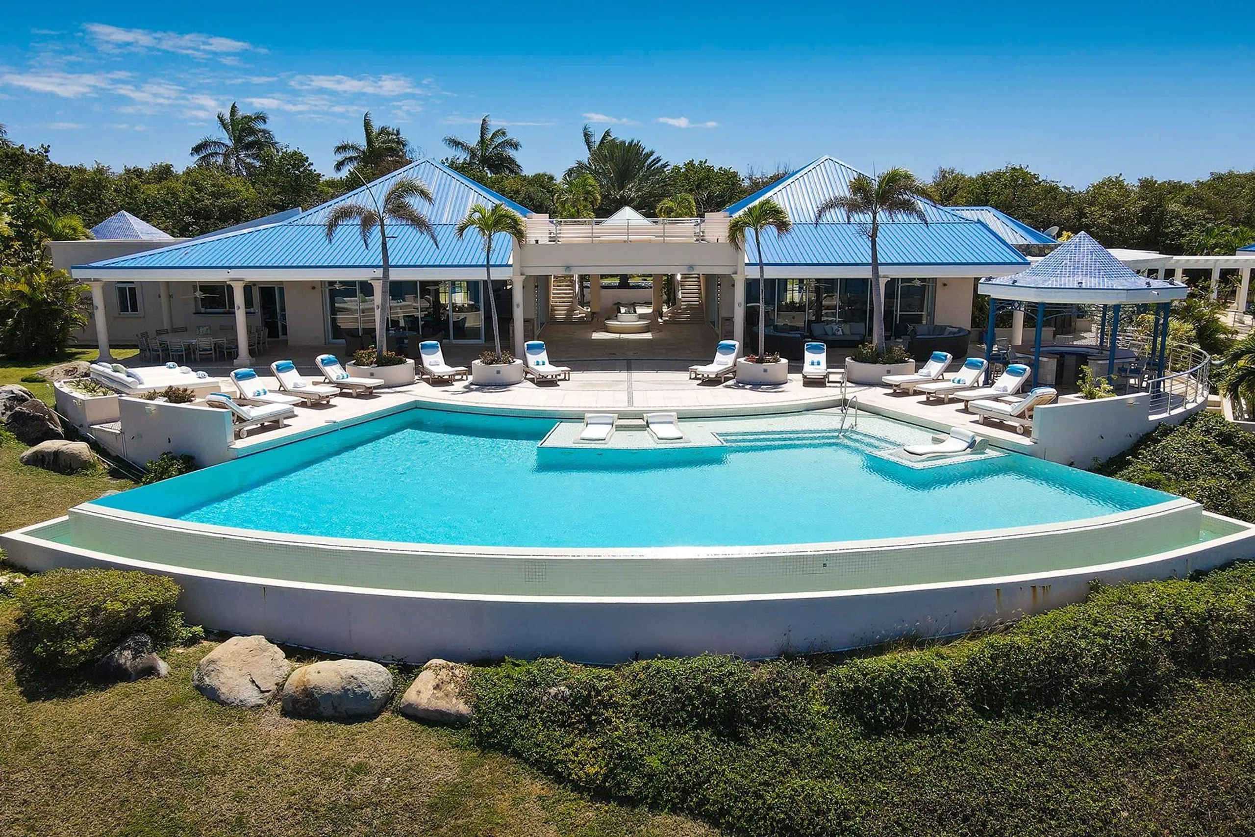 Clifftop Grand Compound with Infinity Pool and Panoramic Views  in St. Martin — photograph 2