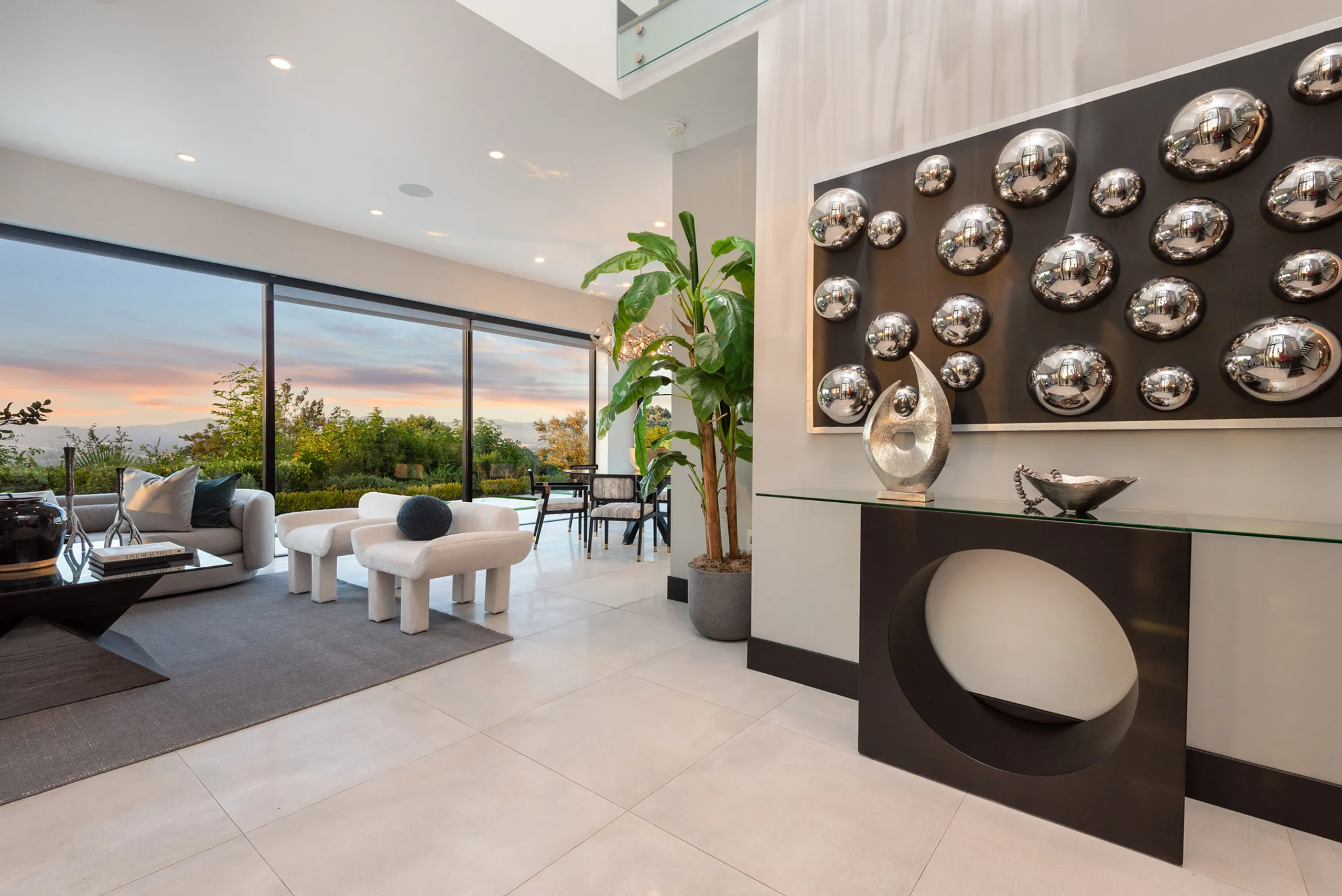 Grand Modern Tarzana Estate with with Infinity Pool, Panoramic Views & Sleek Architectural Design — photograph 11