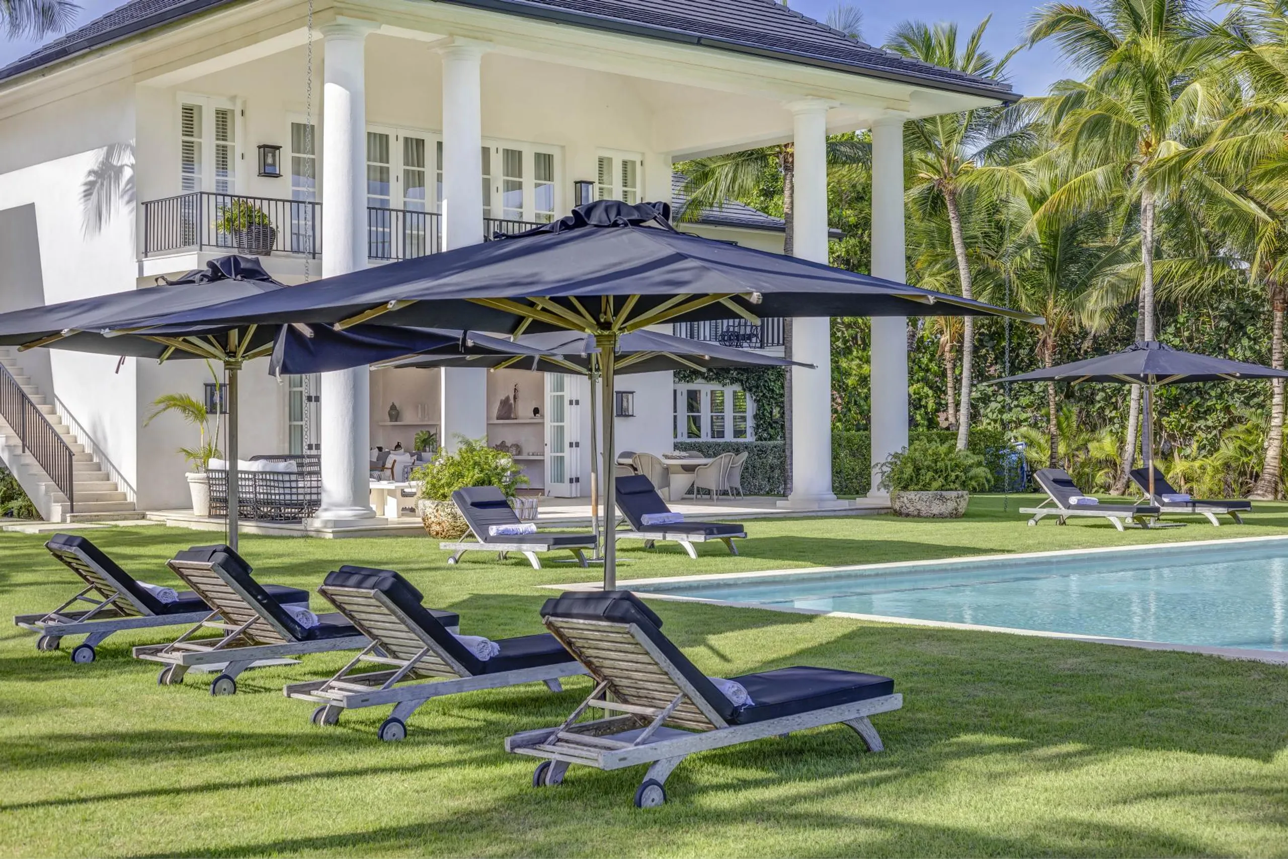 Elegant Coastal Villa with Pool and Lush Gardens — photograph 3