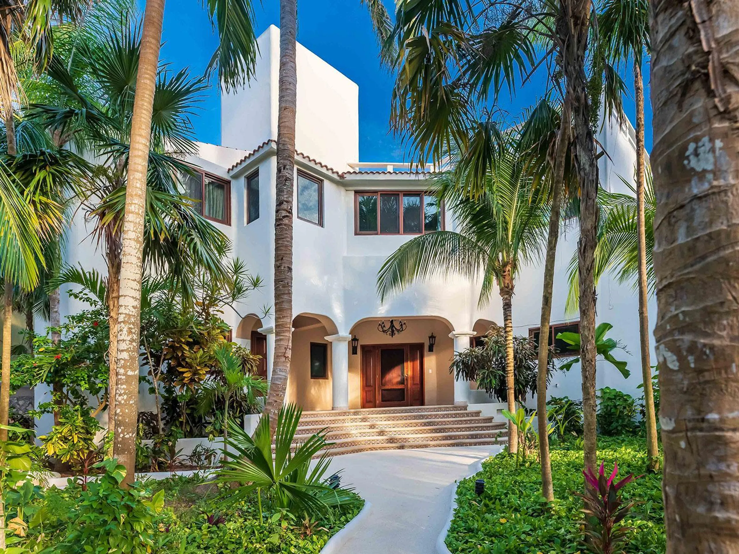 Luxurious Soliman Bay Ocean Front Estate with Private Pool and Stunning Ocean Views — photograph 5