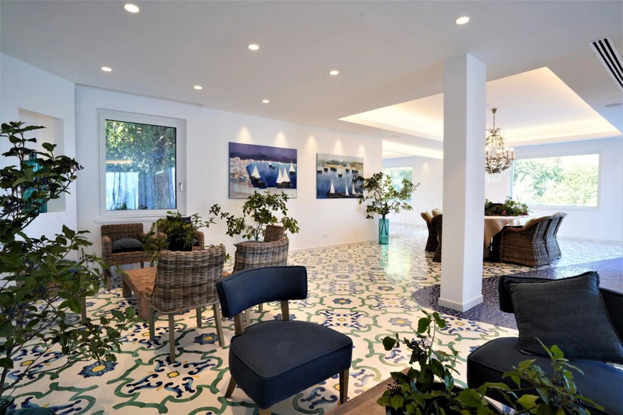Majestic Seafront Villa with Heated Pool and English-Style Garden — photograph 12