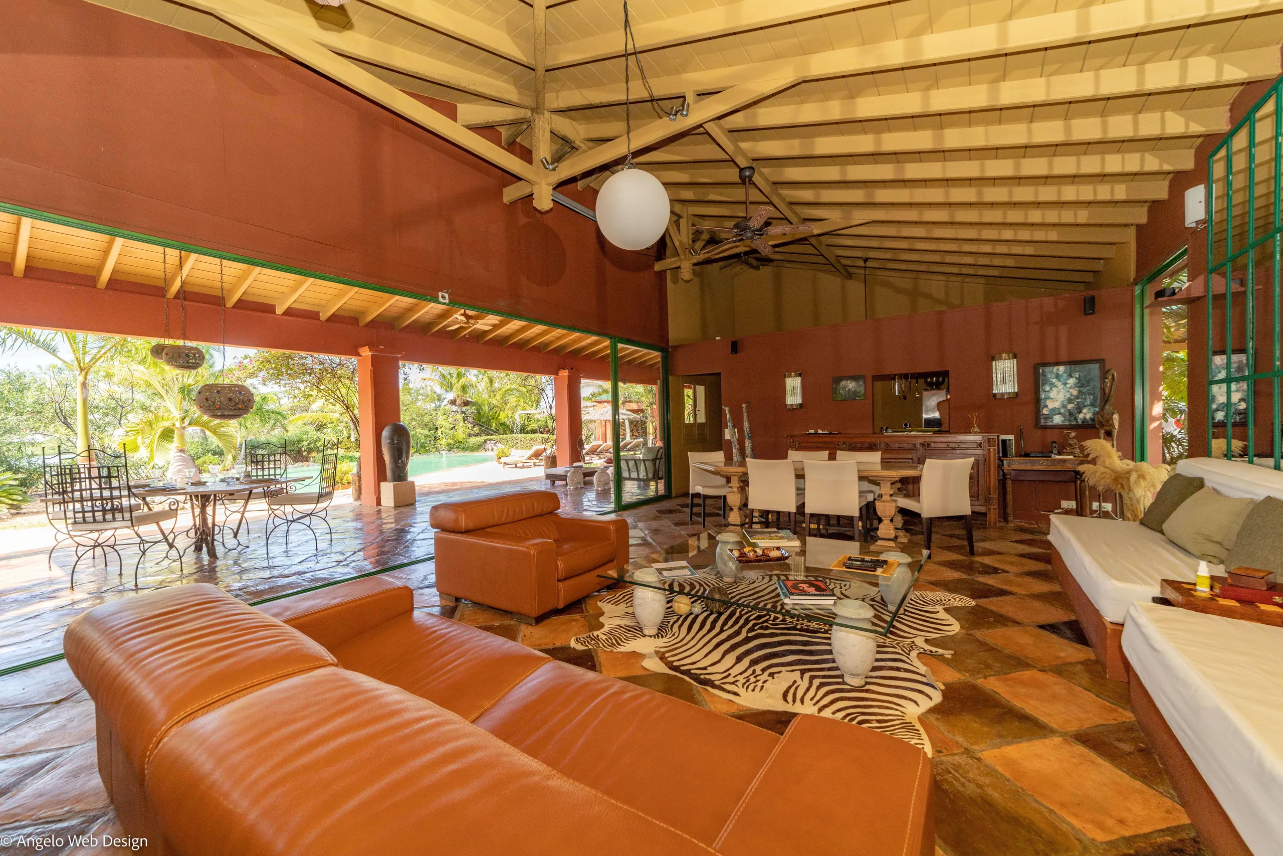 Regal Tropical Estate with Private Pool and Luscious Backyard Terrace — photograph 11