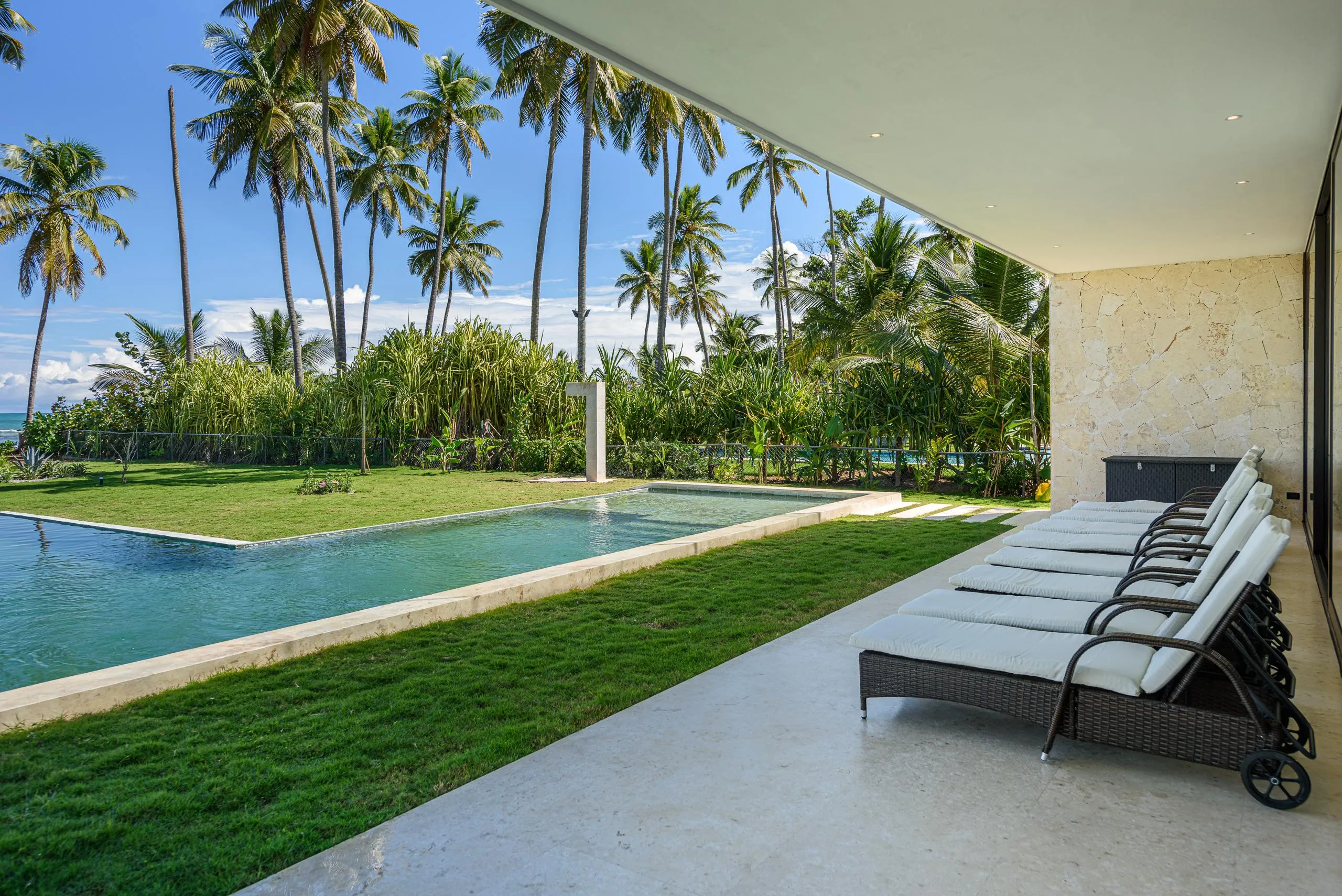 Enchanting Two-Sory Beachfront Villa with Private Pool, Direct Beach Access, and Stunning Sea Views — photograph 11