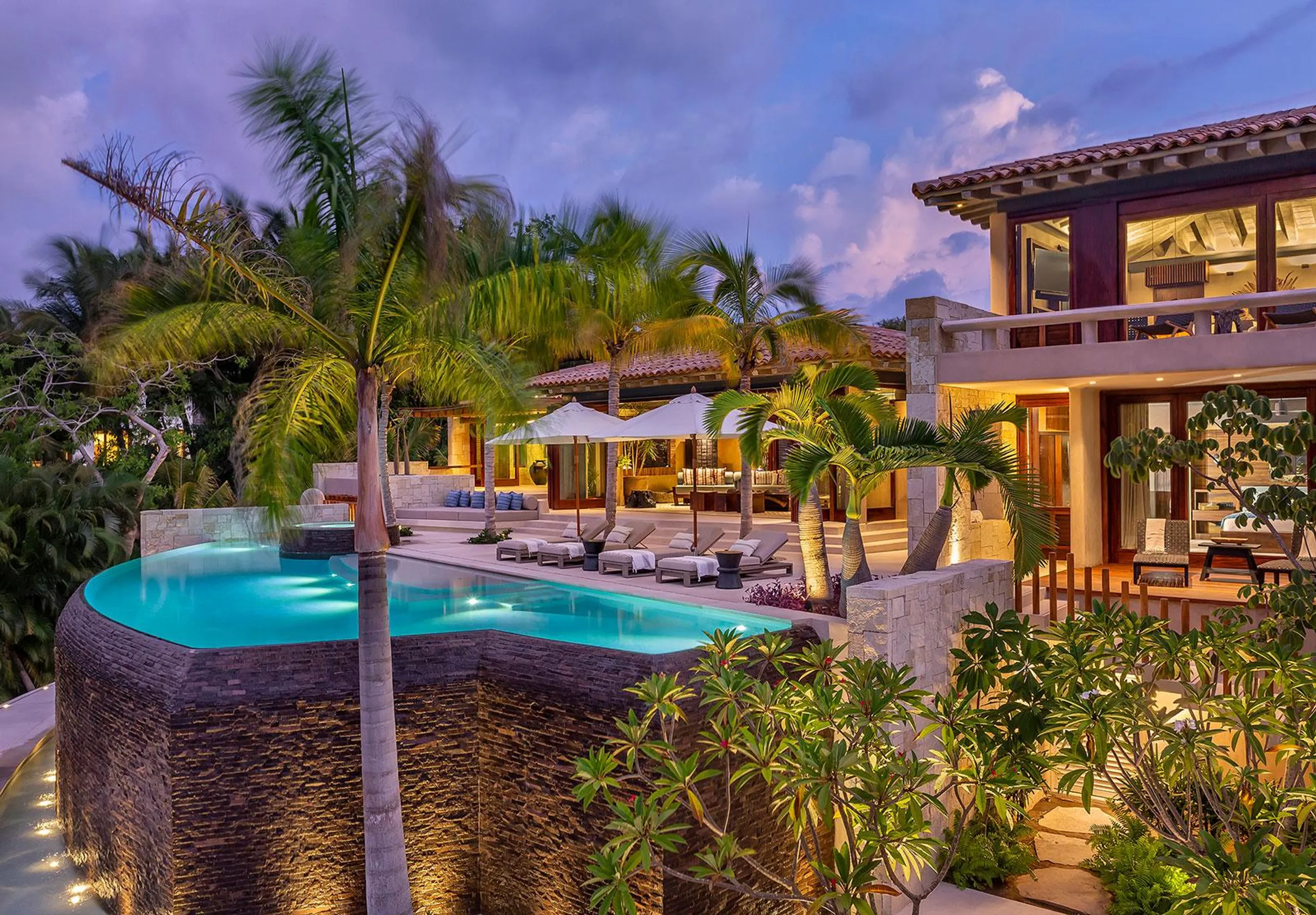 Awe-Inspiring Views and Unmatched Elegance With Breathtaking Beauty Coastal Retreat — photograph 2