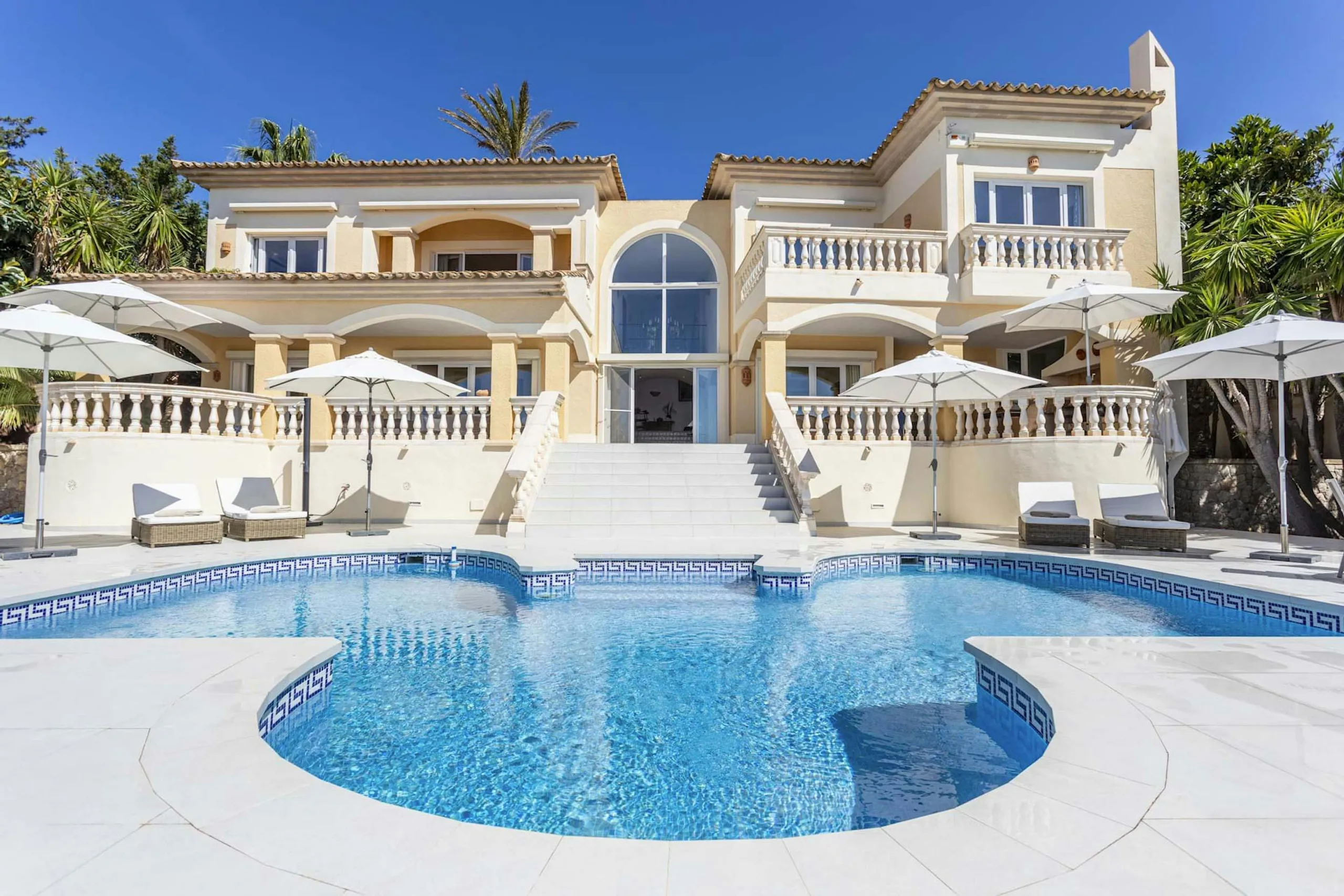 Sophisticated Haven for Your Dream Holiday with Unforgettable Panoramic Views — photograph 2