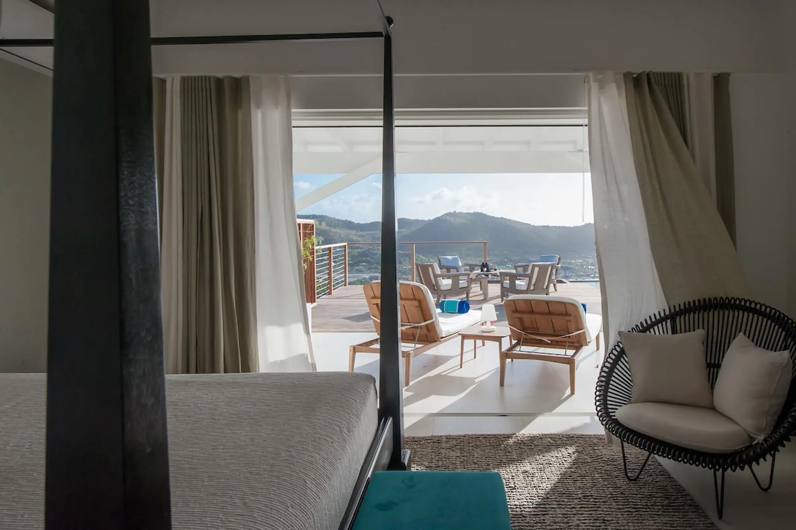 Glorious Paradise Estate with Infinity Pool and Sweeping Ocean Views — photograph 7