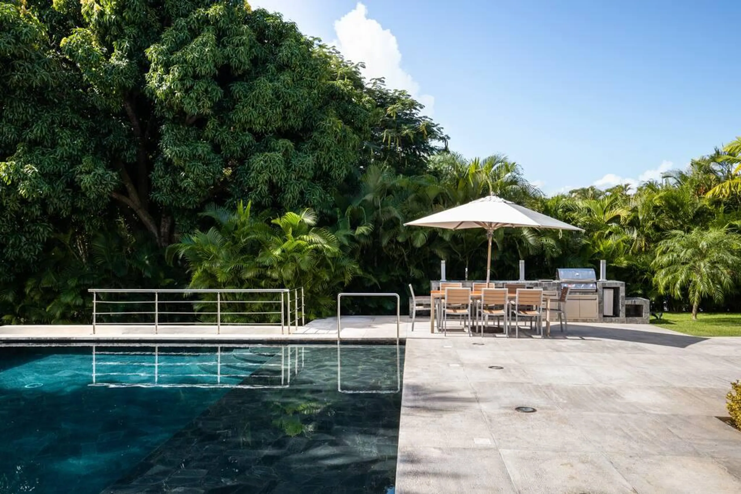 Relaxing La Ramana Estate with Private Pool, Jacuzzi, and Lush Garden Grounds — photograph 7