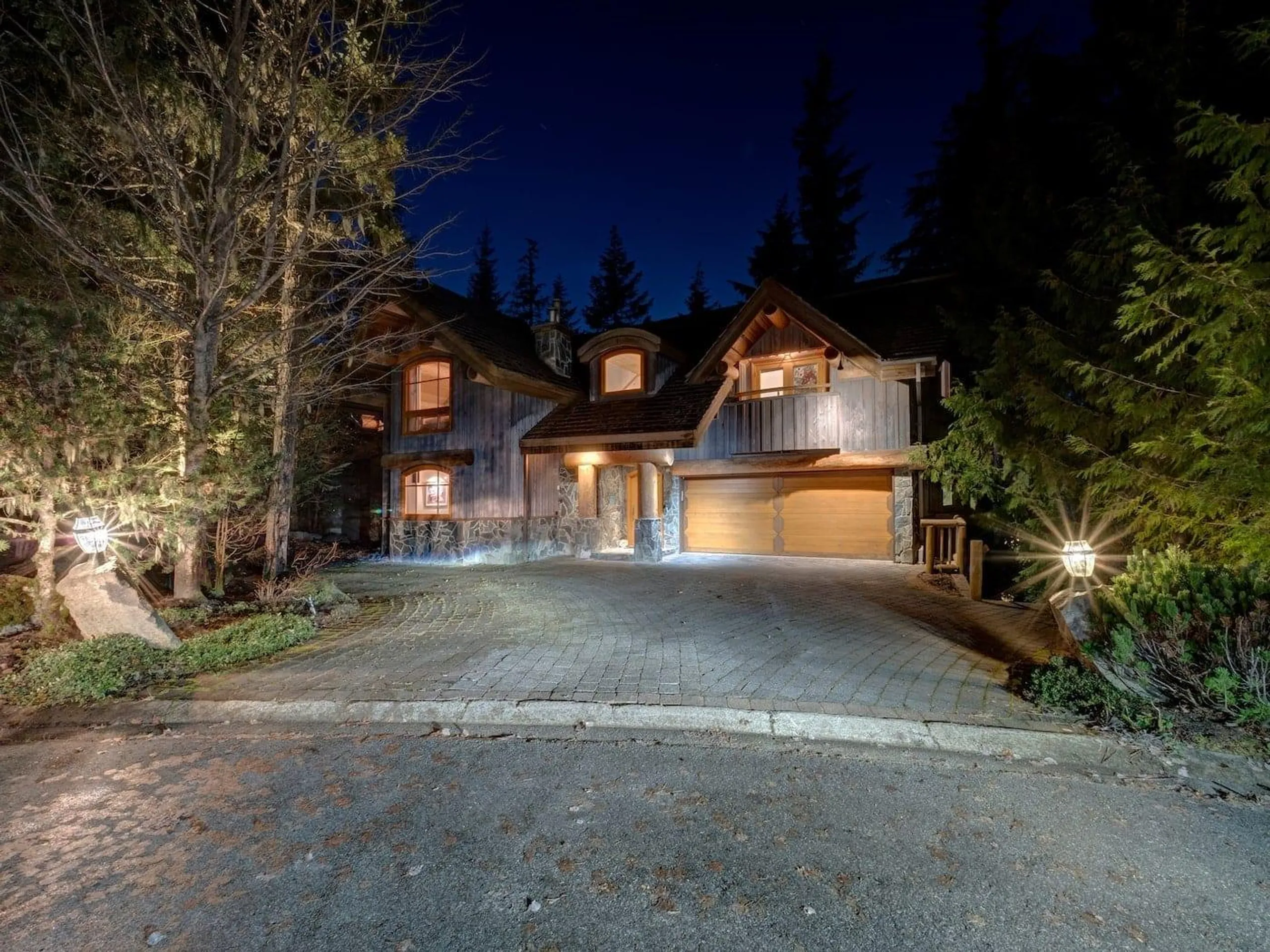 A High-End Retreat with Scenic Mountain Views, Lavish Pool, and Elegant Amenities VILLAWAY® — photograph 5