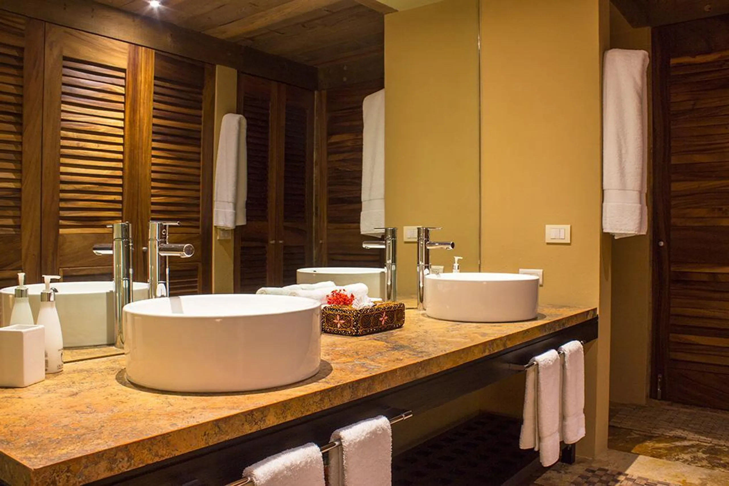 Luxury Ultra Eco Villa with Private Pool and Lush Grounds — photograph 12