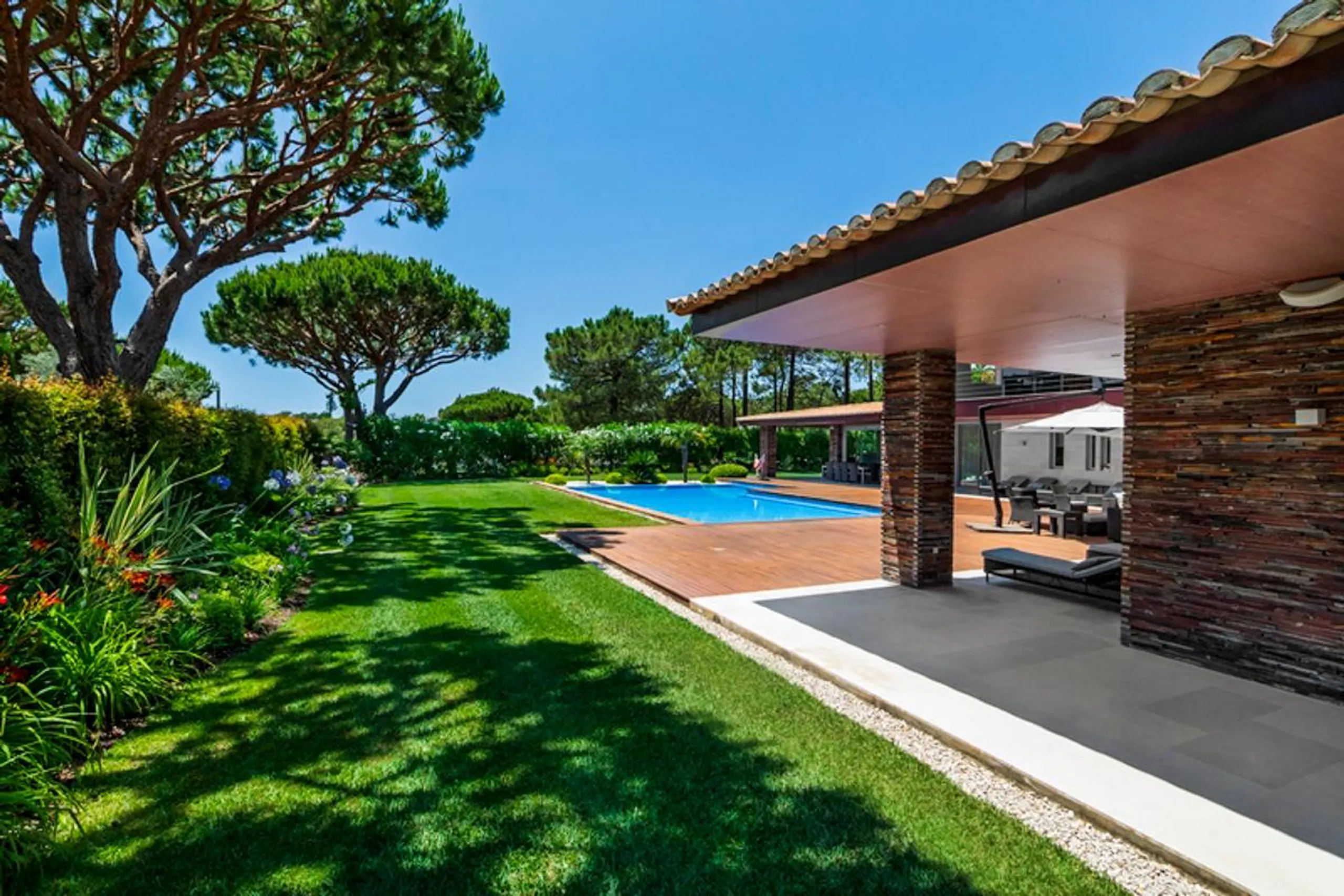 Lavish 5-Bedroom Villa with Private Pool, Golf Course Views and Modern Amenities — photograph 4