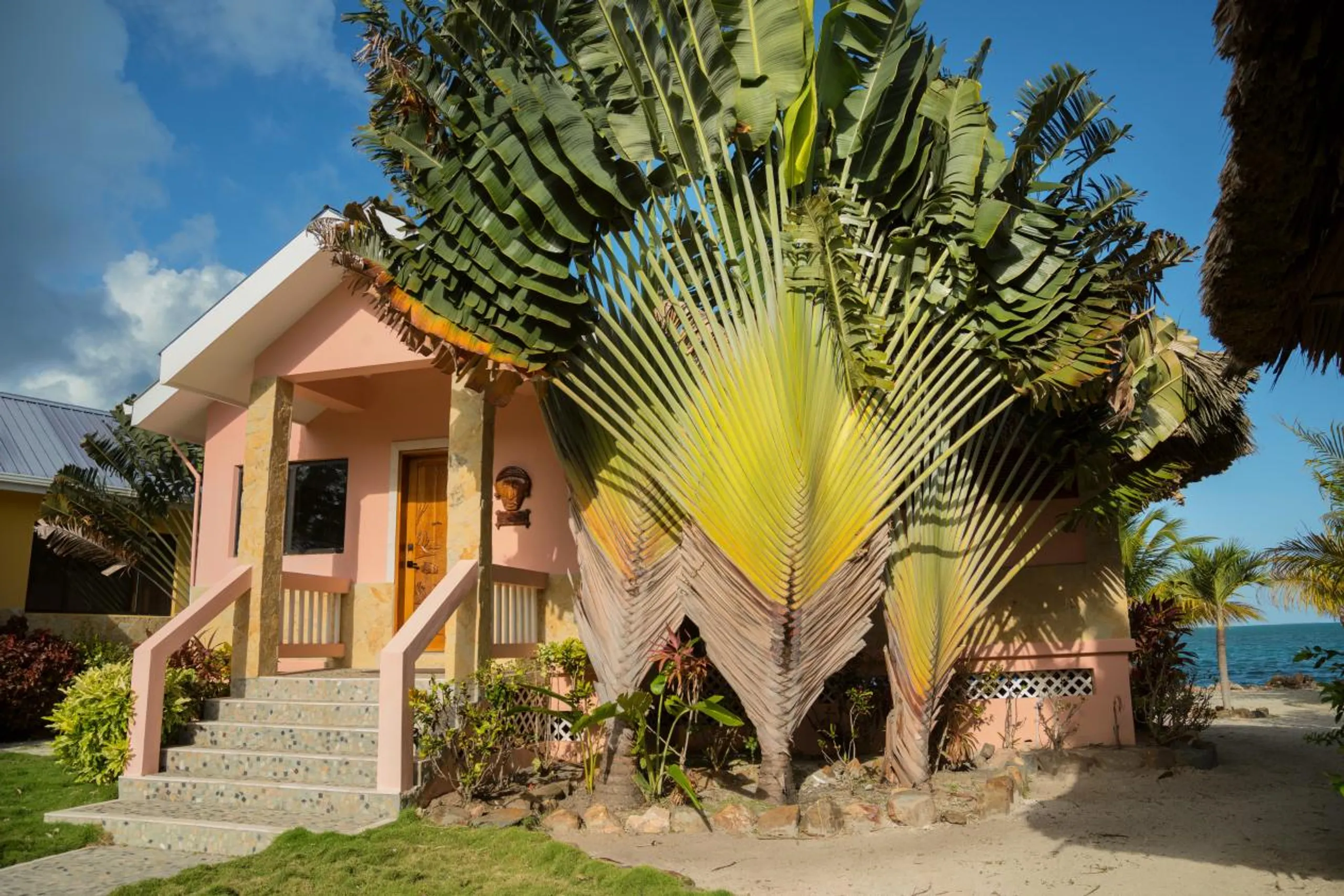 Exquisite Island Villa with Pool and Private Beach — photograph 4