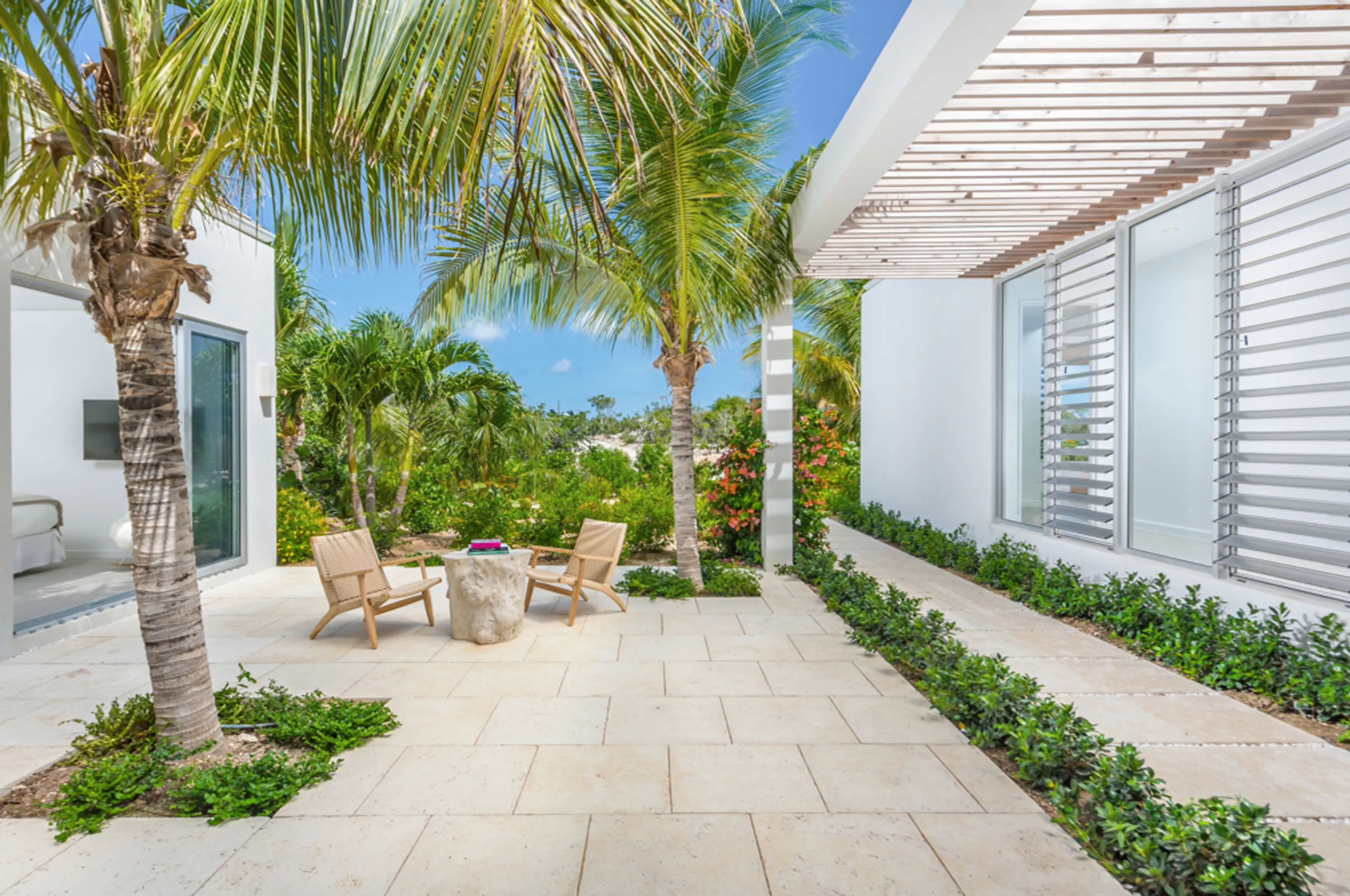 Long Bay Beach Villa with Infinity Pool and Stunning Ocean Views — photograph 12