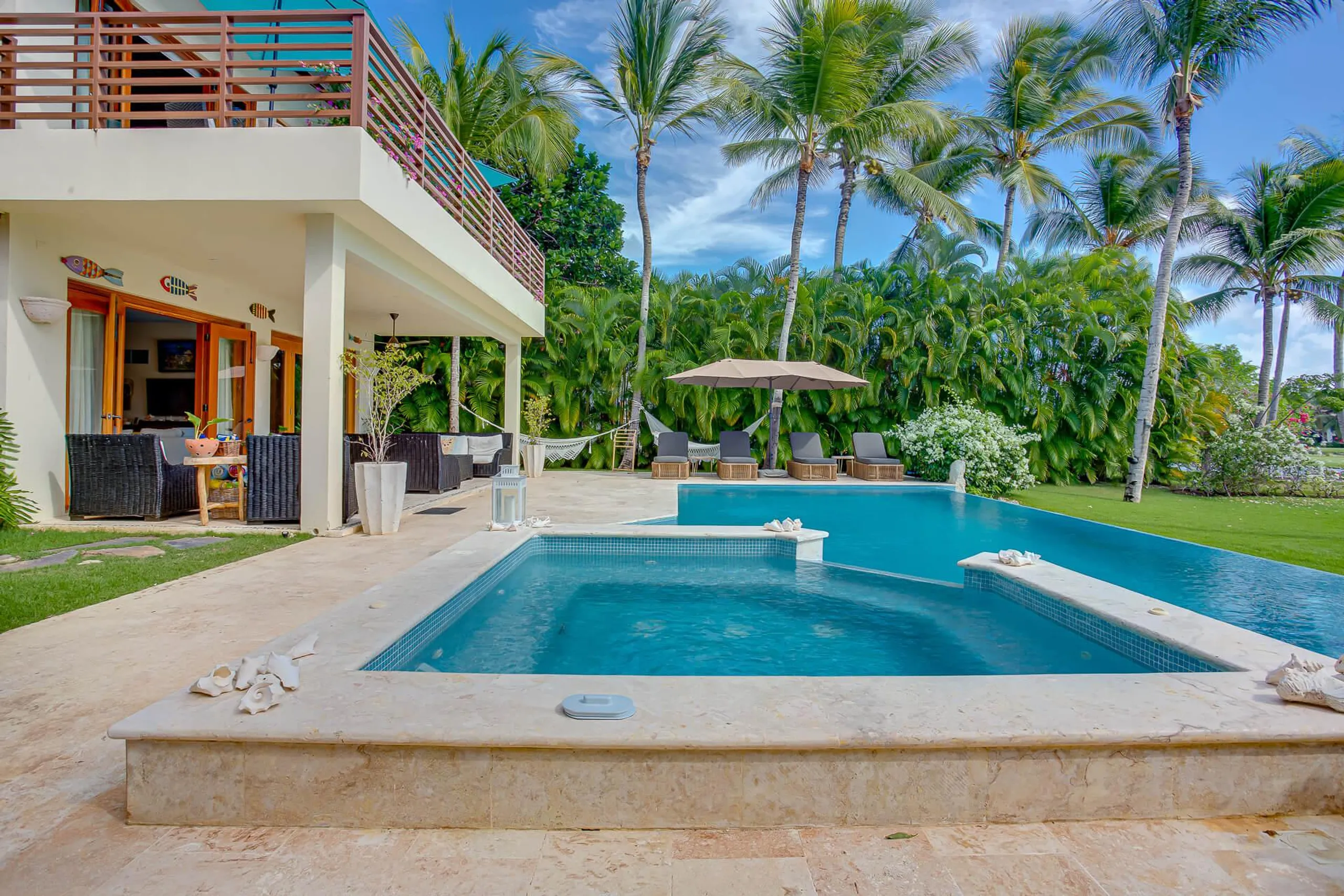 Immaculate White 5-Bedroom Villa in Punta Cana with Private Pool — photograph 11