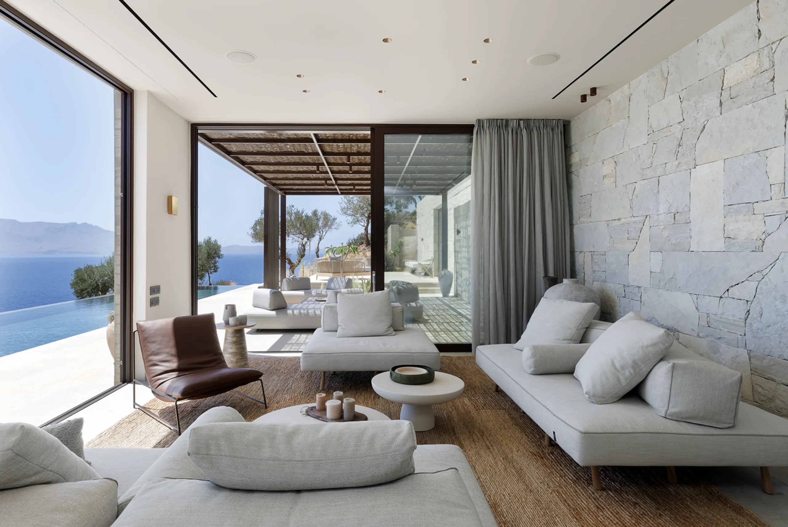 Captivating Waterfront Villa with Infinity Pool, Native Garden and Private Beach Access — photograph 10