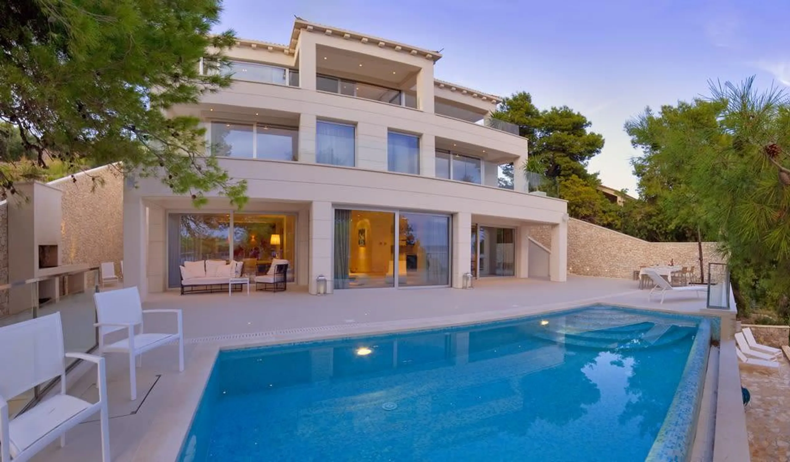 Relaxing Seafront Hideaway with Pool, Jacuzzi and Spacious Terraces, Puntinak