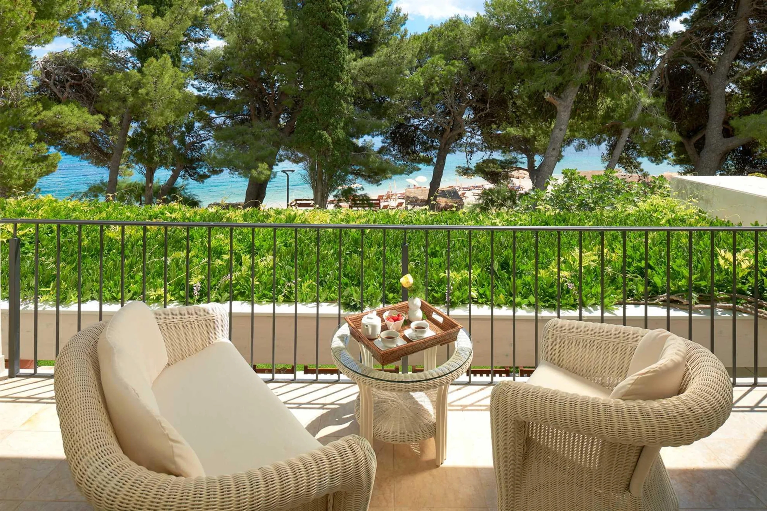Breathtaking 6 Bedroom Villa with Private Pool and Lush Surroundings — photograph 10
