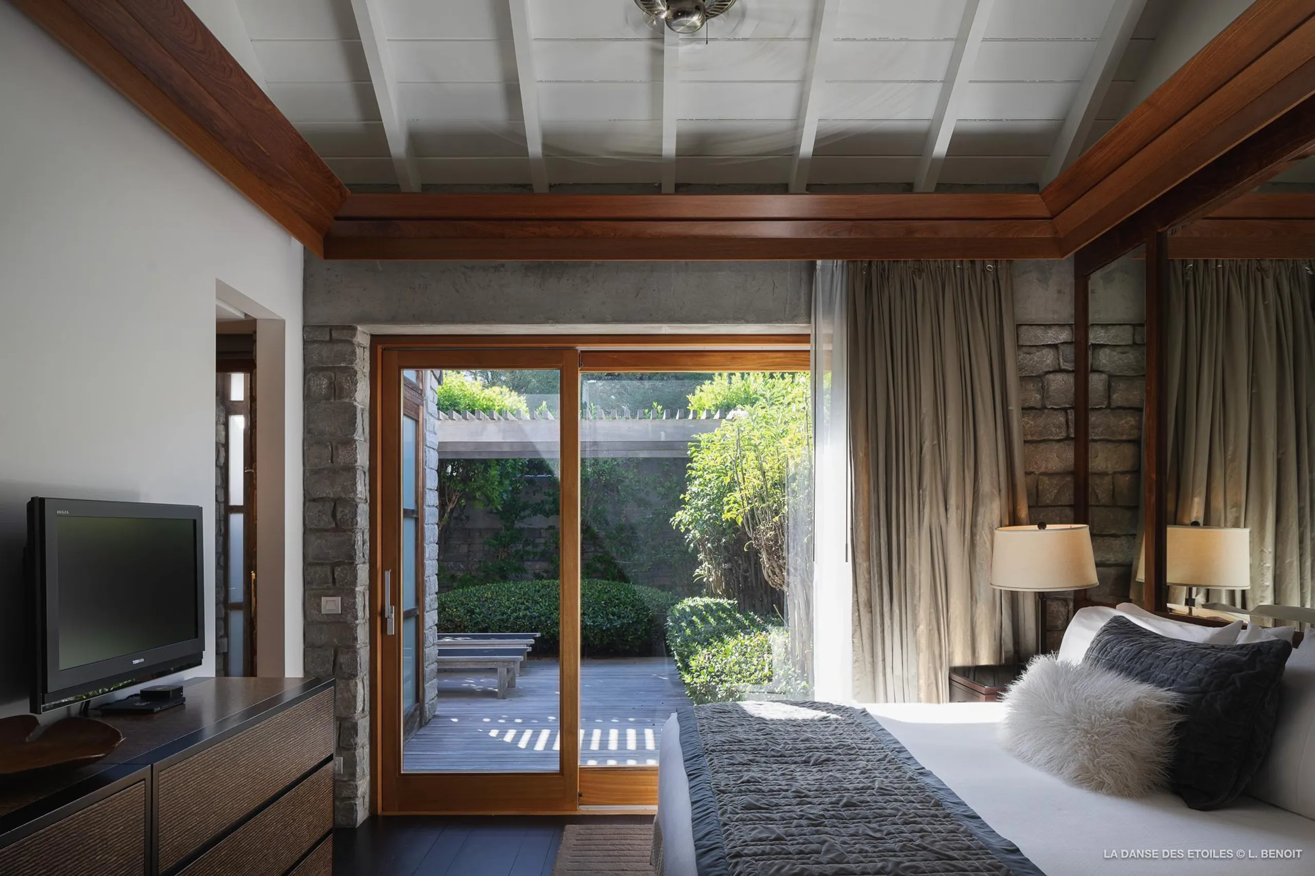 Impeccably Designed Seaside Villa with Infinity Pool and Panoramic Ocean Views — photograph 12