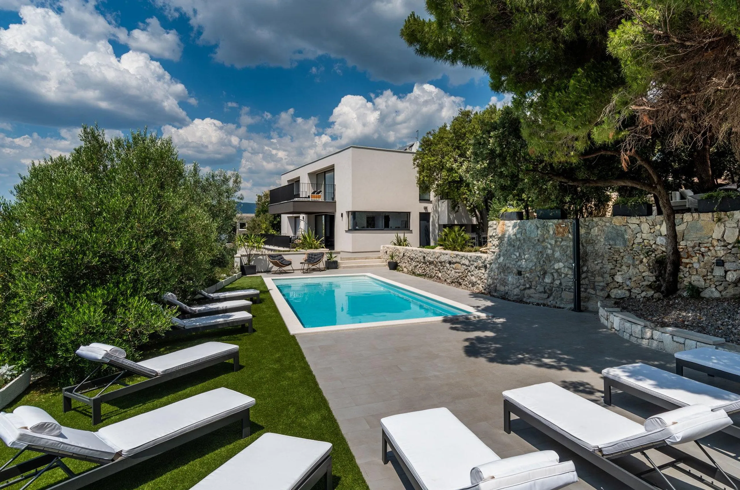 Richly textured Villa with Pool, Sauna, Verdant Garden and Sea Views — photograph 3