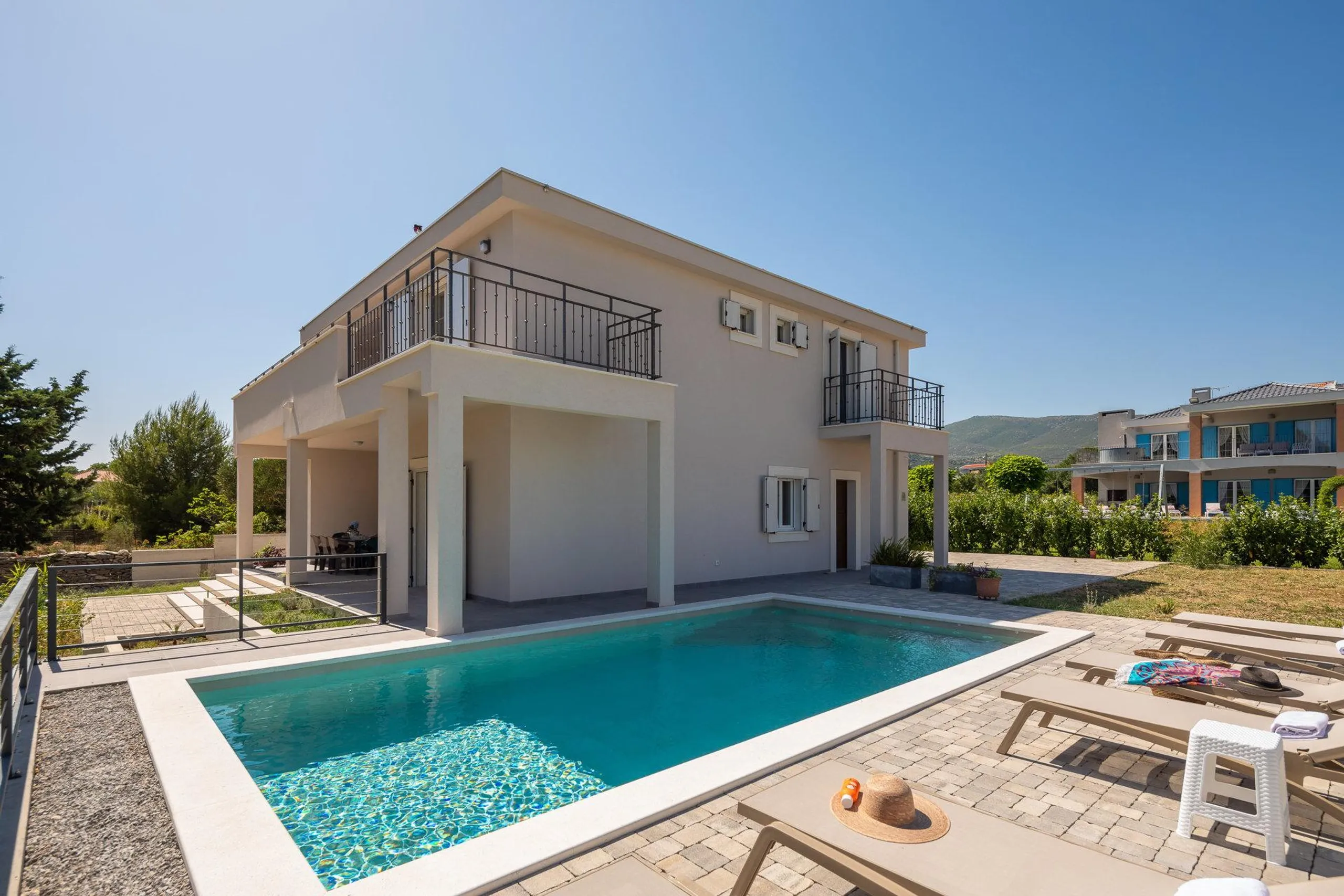 Refined Villa with Private Pool near Trogir's Historic Old Town — photograph 2