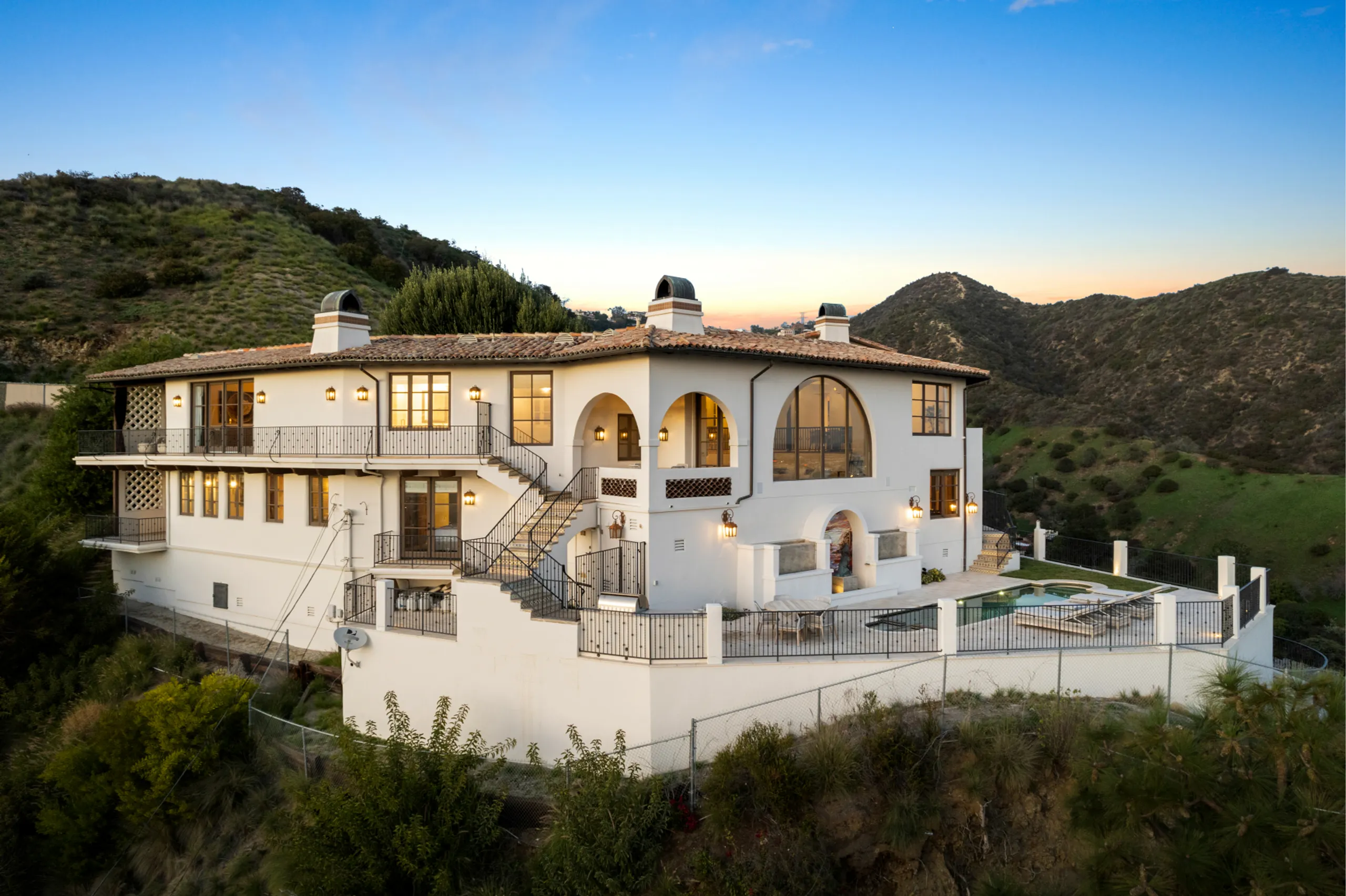 Stunning Hillside Villa with Scenic Views — photograph 4