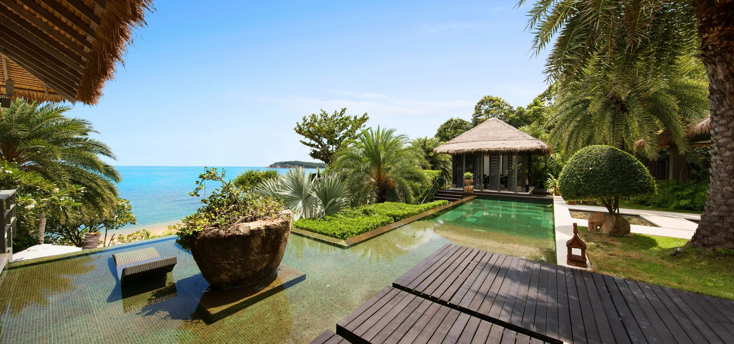 Glorious Beachfront Estate with Two Pools, Spa Sala, and Panoramic Ocean Views — photograph 6