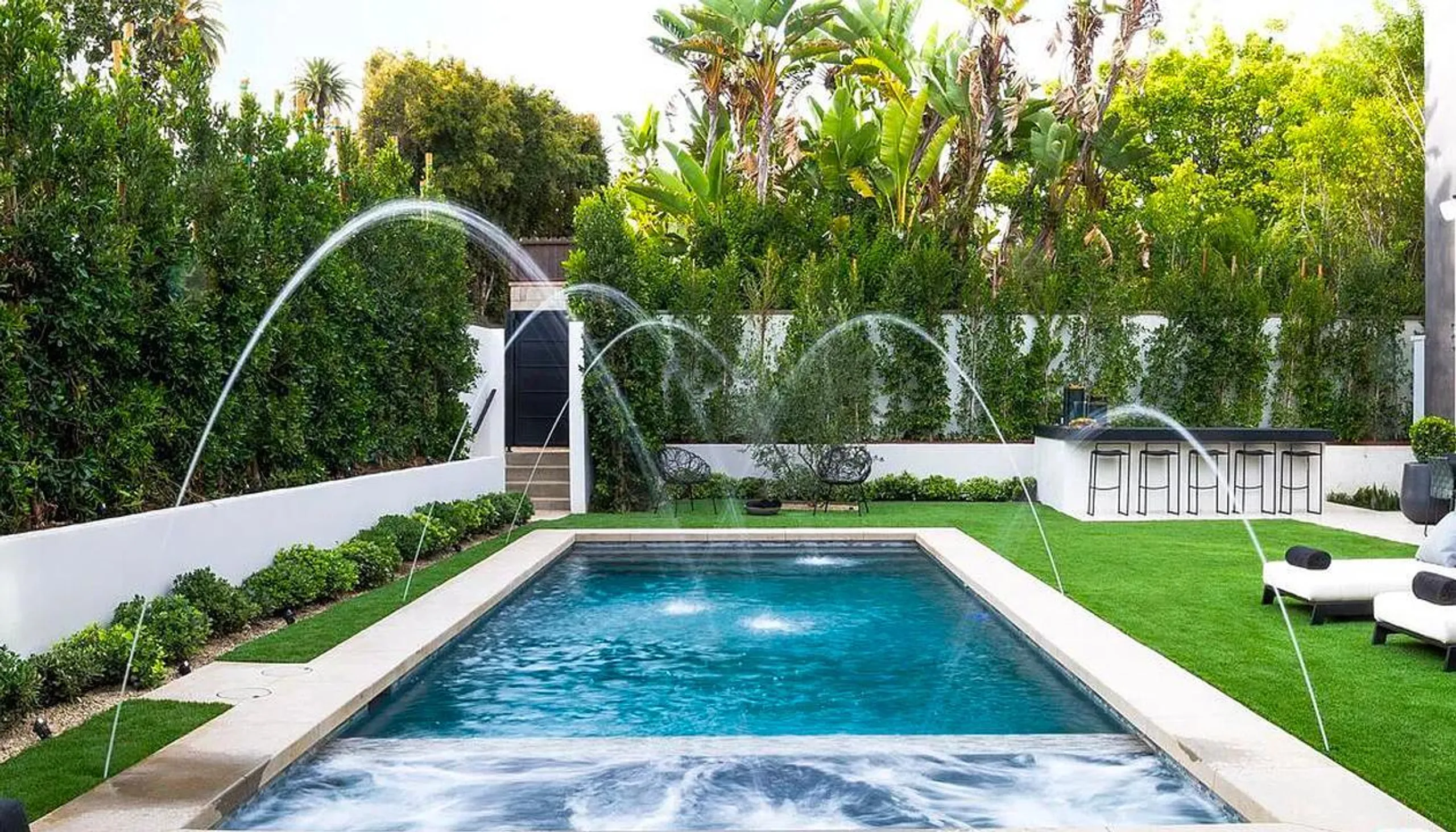 Exclusive Beverly Hills Architectural Estate with Private Pool and Impeccable Amenities — photograph 2