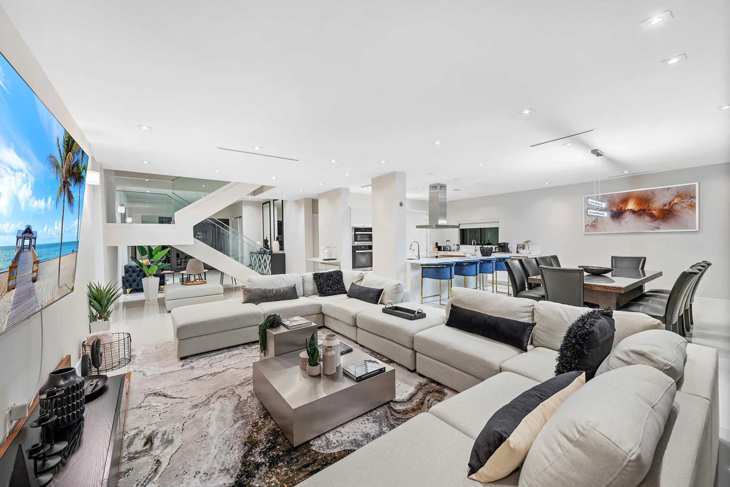 Amazing Waterfront Luxury Estate with Private Pool and Entertainment Room — photograph 6