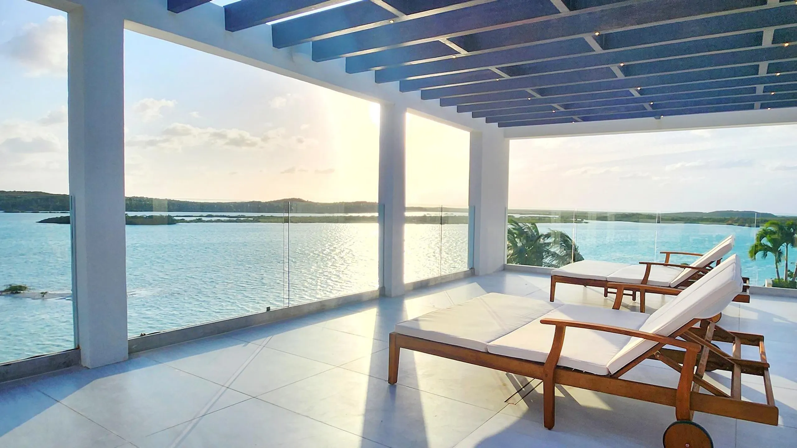Exceptional Architectural Villa with Minimalist Design, Private Beach, and Infinity Pool — photograph 3