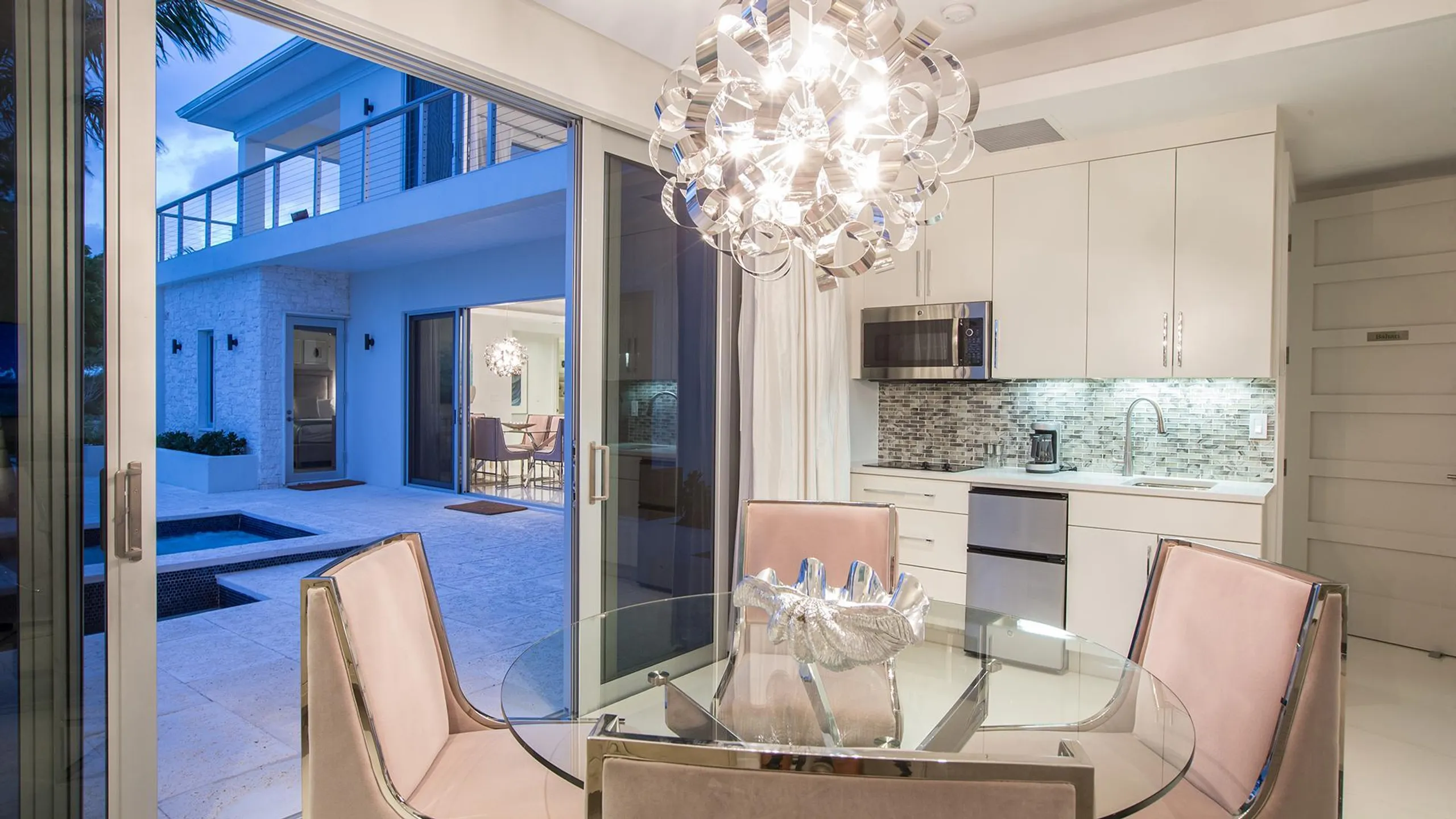 Luxurious Modern Getaway, Steps from Award-Winning  Pelican Beach — photograph 10