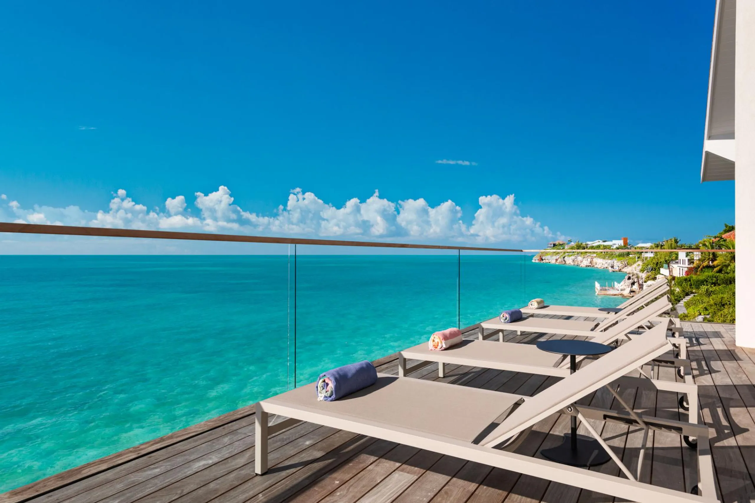 Exceptional Oceanfront Retreat with Infinity Pool and Landscaped Garden — photograph 12