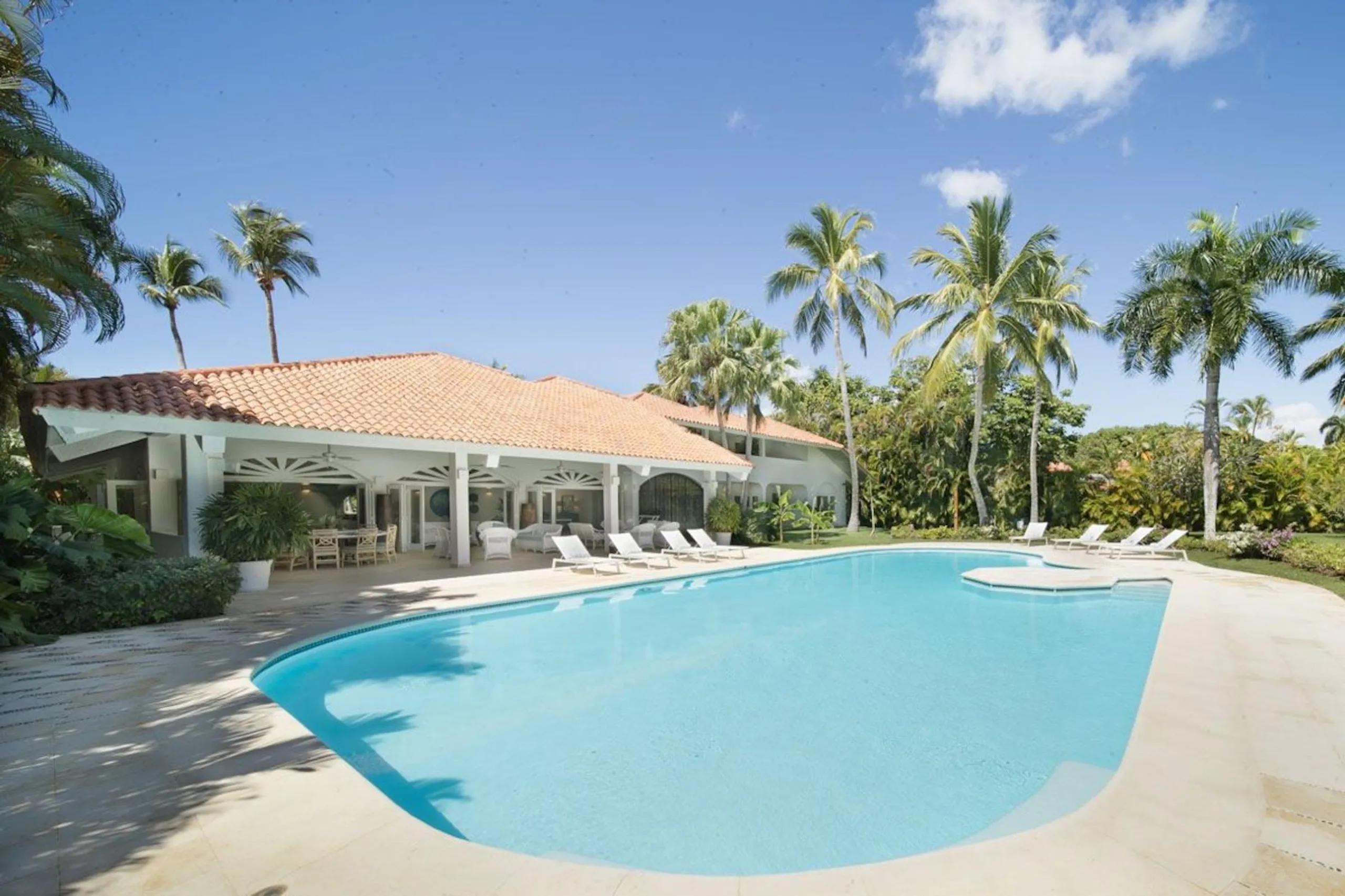 Elegant Caribbean-Style Villa near Minitas Beach with Private Pool and Golf Views — photograph 2