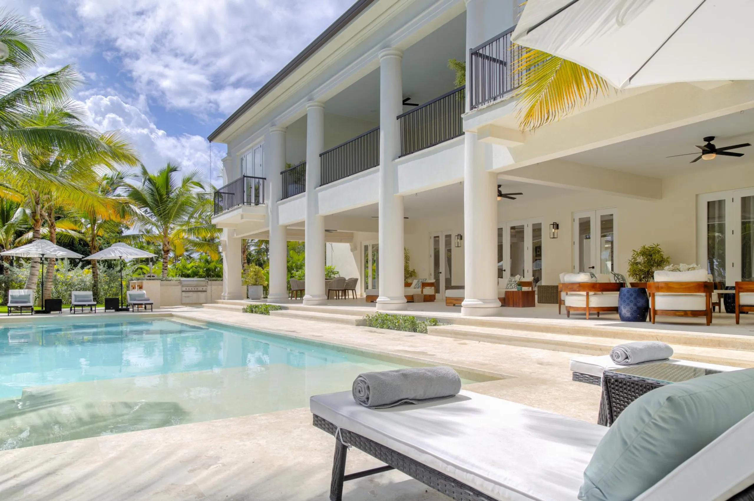 Exquisitely Furnished Villa with Private Pool, Green Meadows and Golf Courses — photograph 2