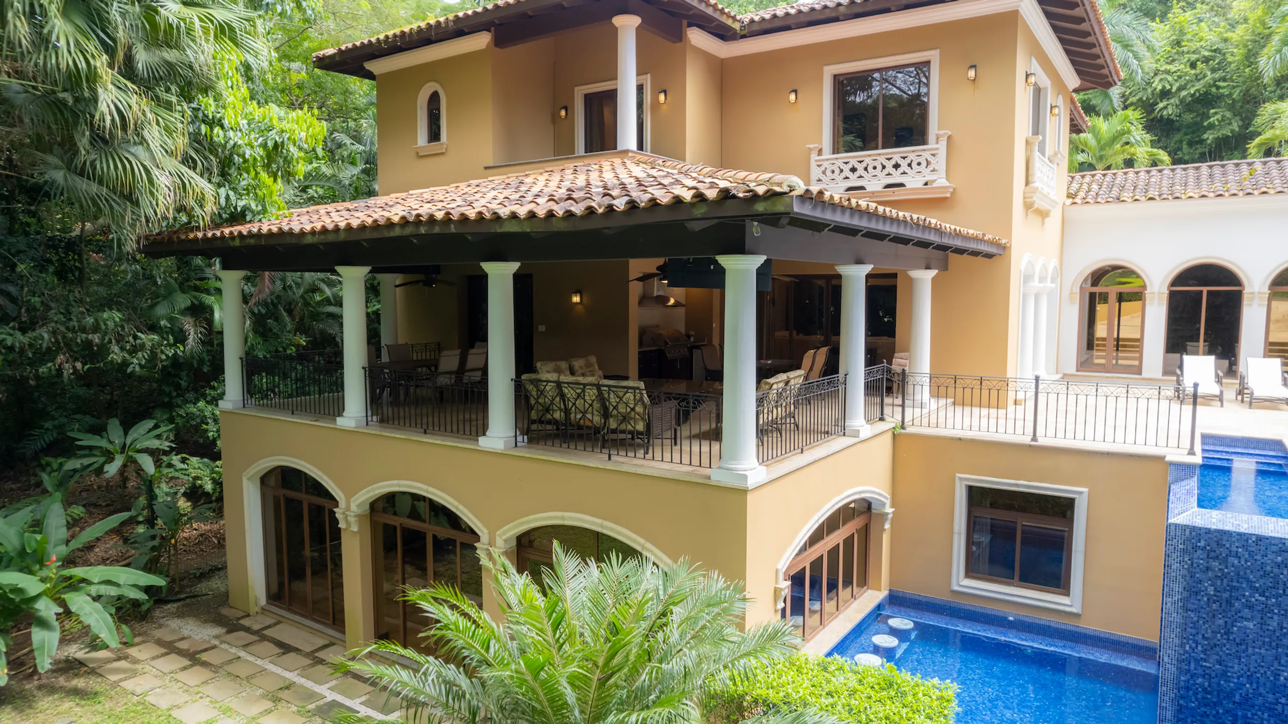 Federico Castro–Designed Villa in Los Sueños with Pool, Theater & Golf Views — photograph 4