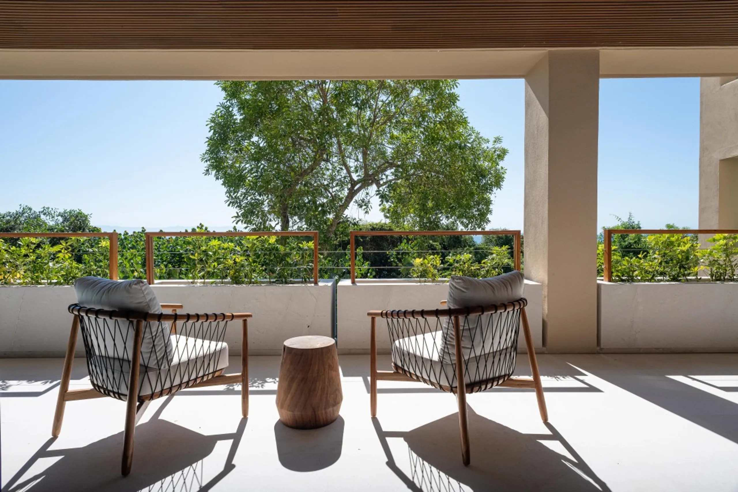 Contemporary 4-Bedroom Home with Ocean Vistas & Private Terraces — photograph 4
