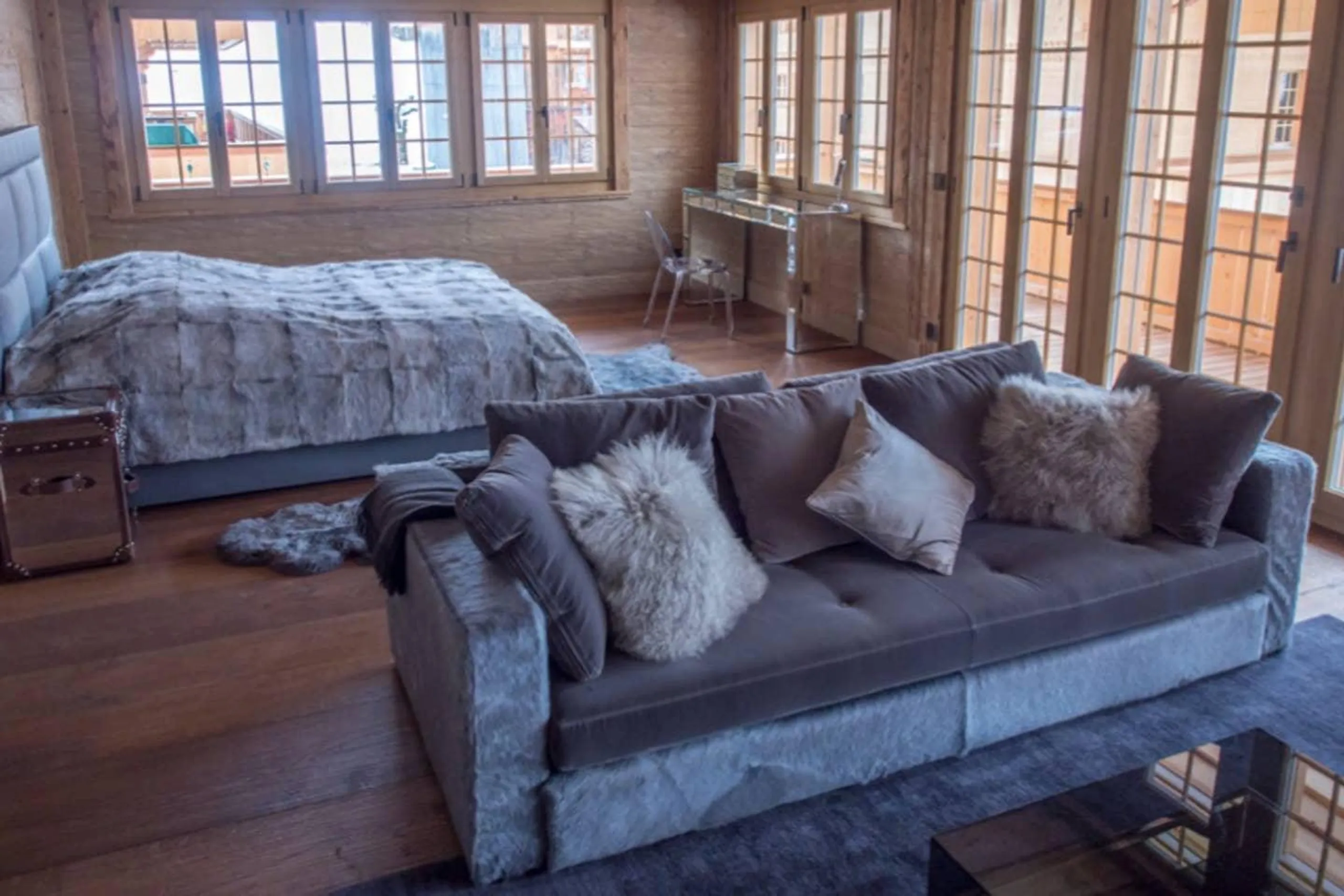 Stunning Modern Chalet with Indoor Pool and Spa — photograph 8